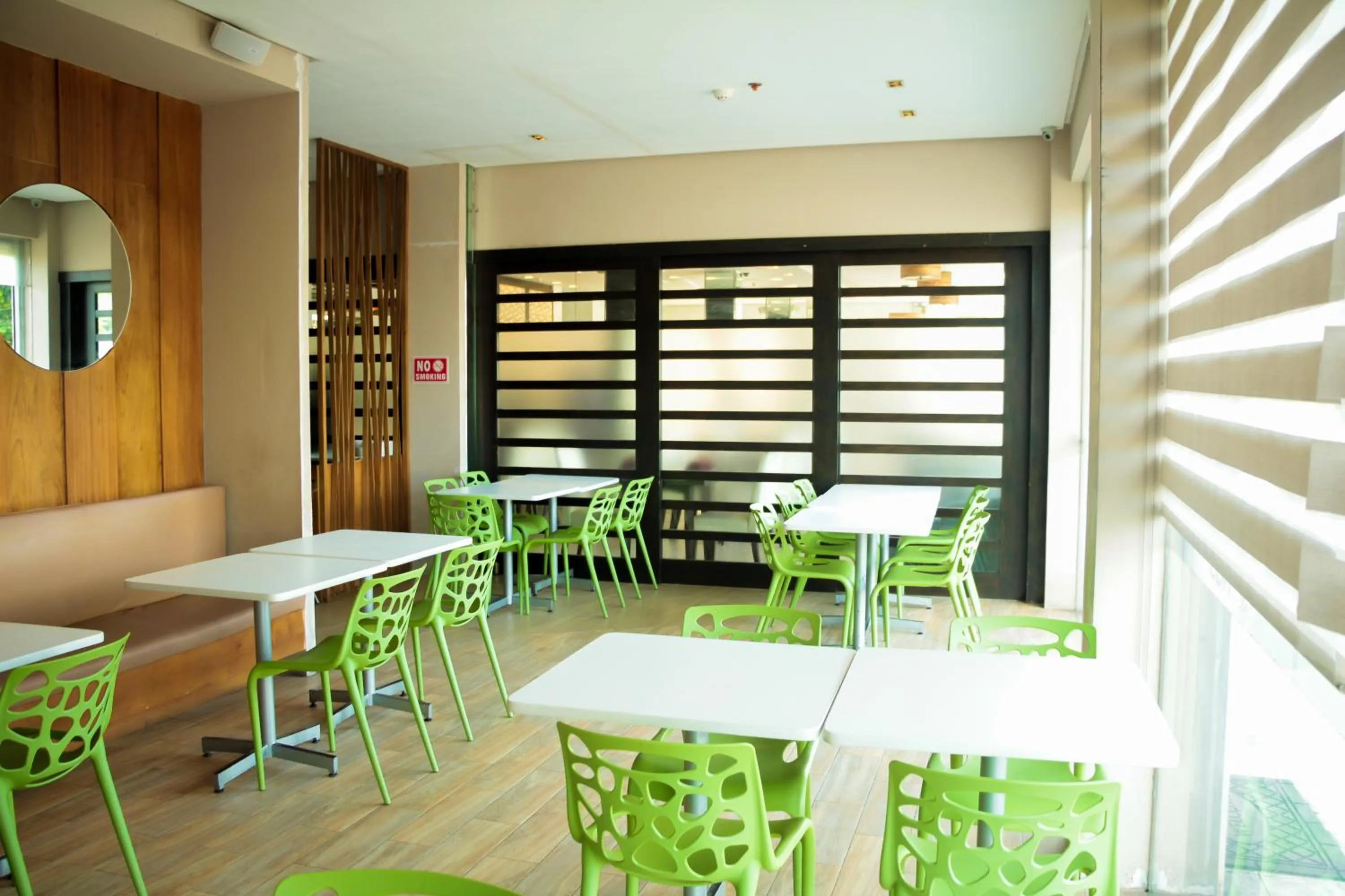 Restaurant/places to eat in Casablanca Suites Near Airport