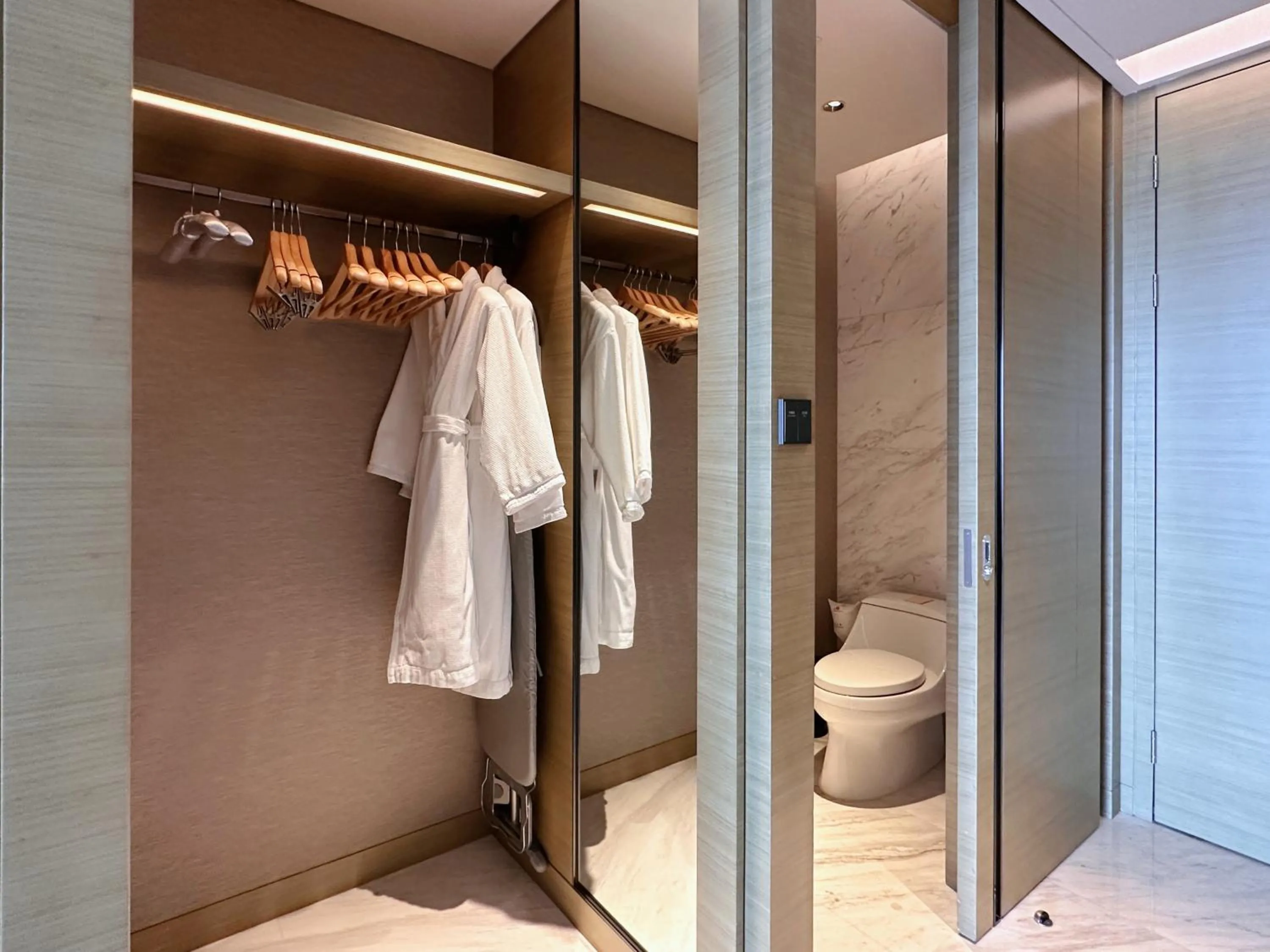 wardrobe in Baotou Marriott Hotel