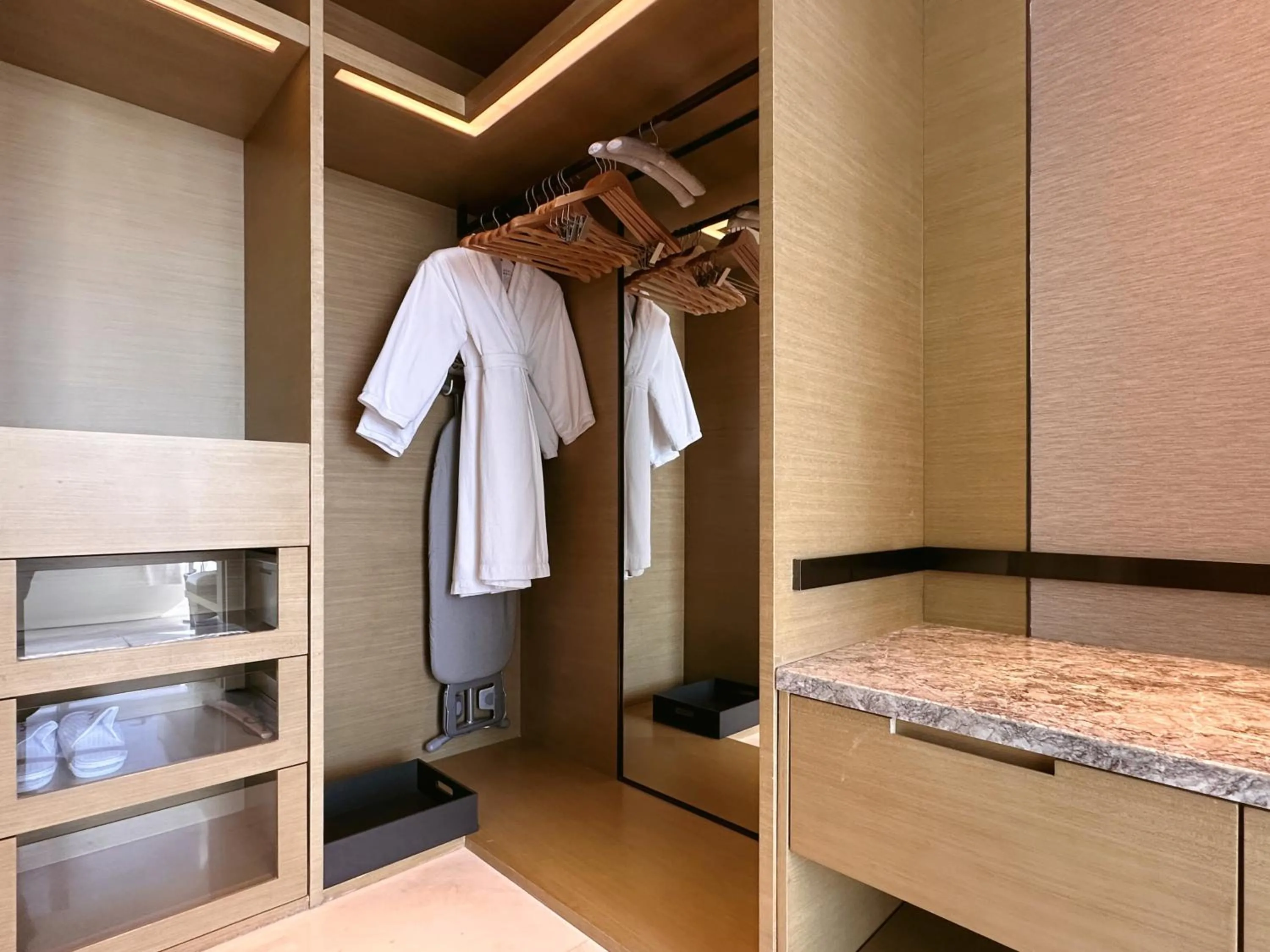 wardrobe in Baotou Marriott Hotel