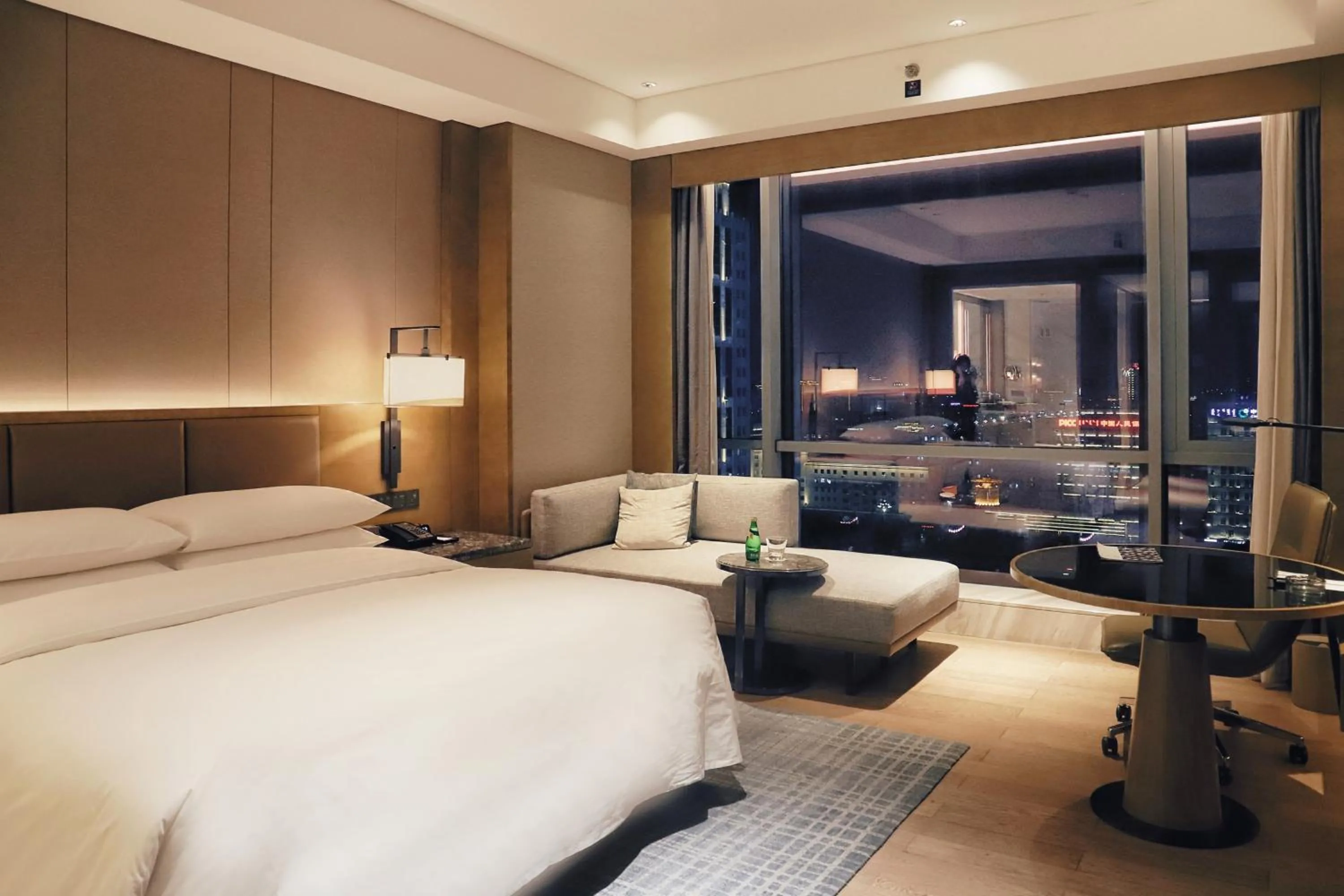Seating area, Bed in Baotou Marriott Hotel