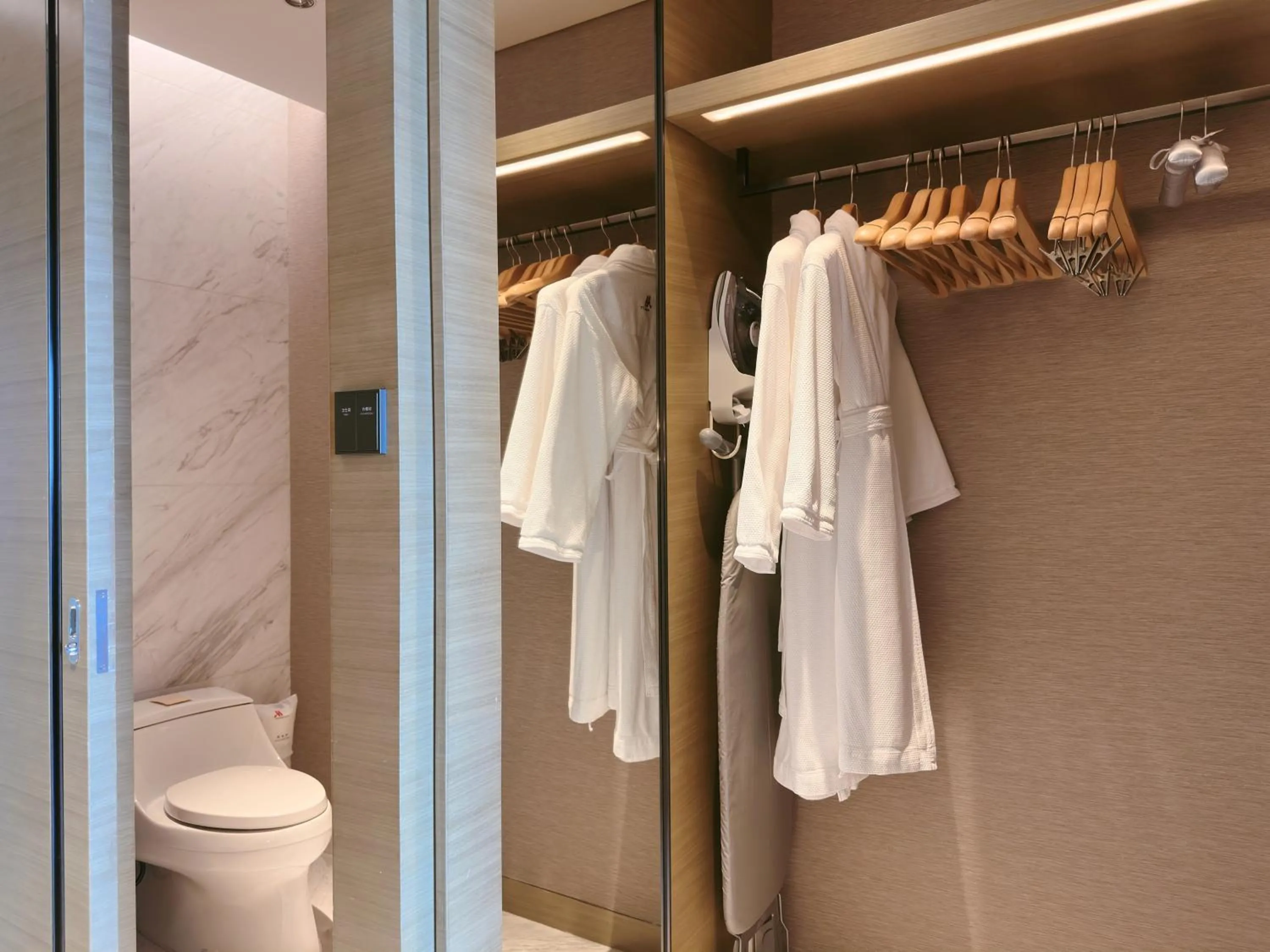 wardrobe in Baotou Marriott Hotel