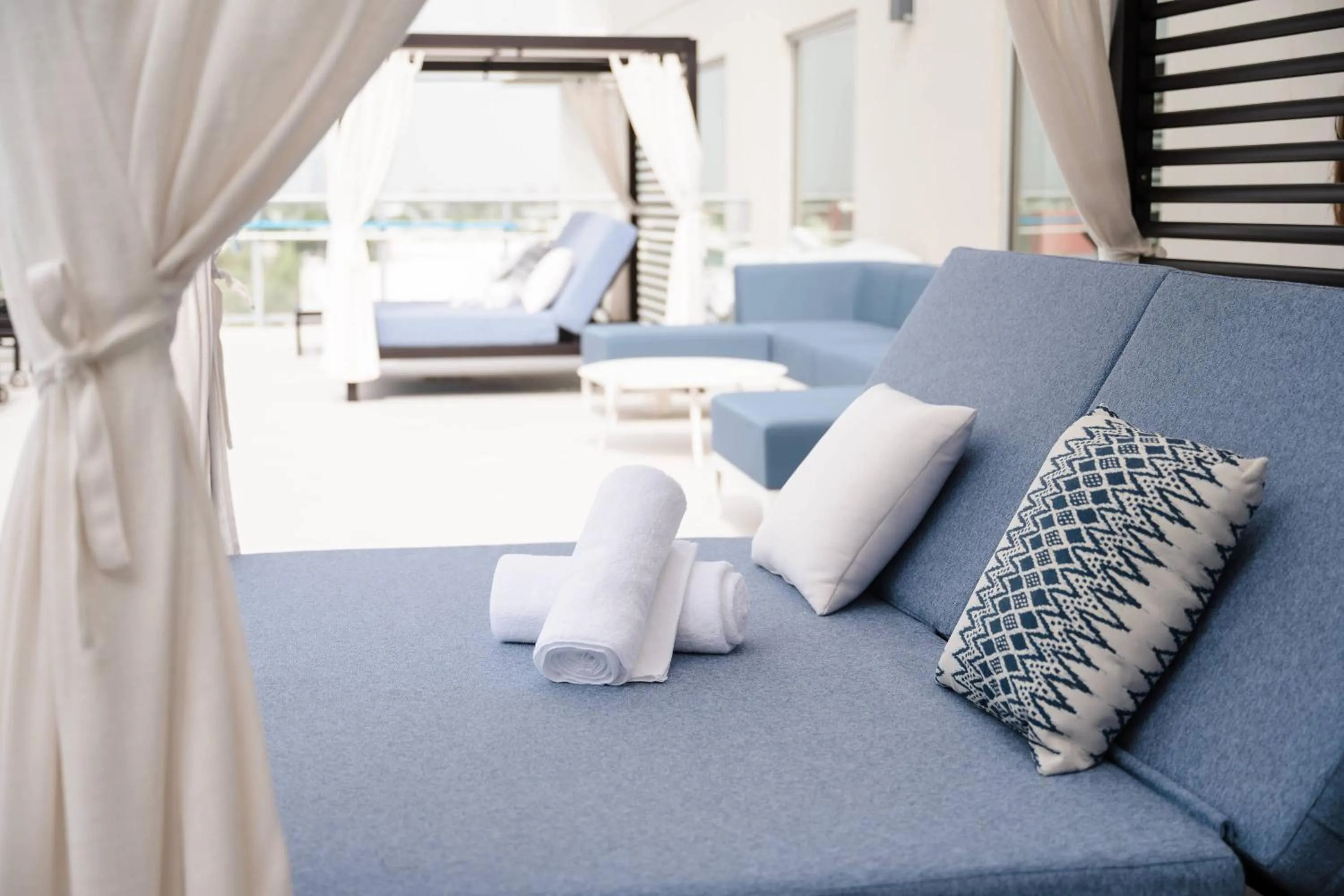 Swimming pool in Marriott Fort Lauderdale Airport