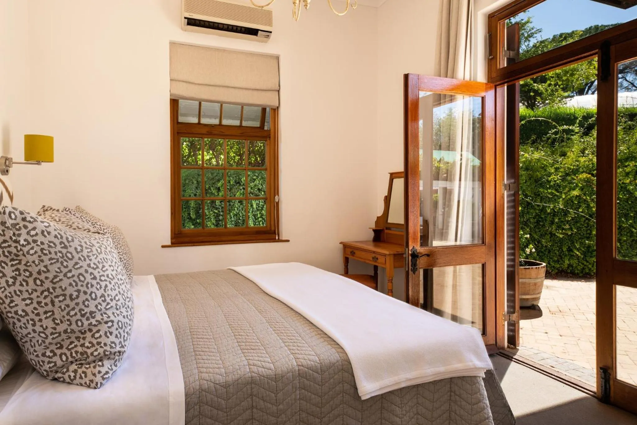 Bed in Avontuur Manor House and Wine Estate