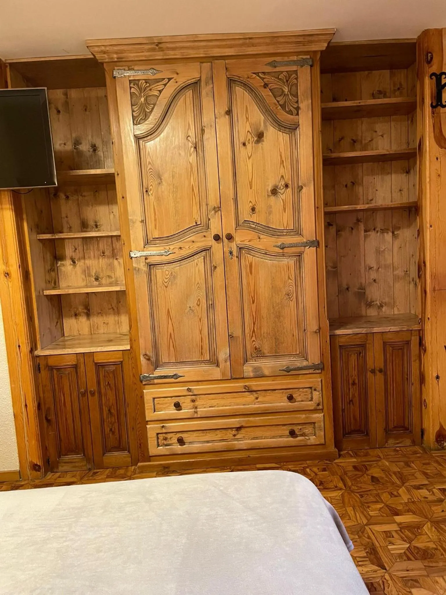 wardrobe, Bed in Hotel Vallibierna