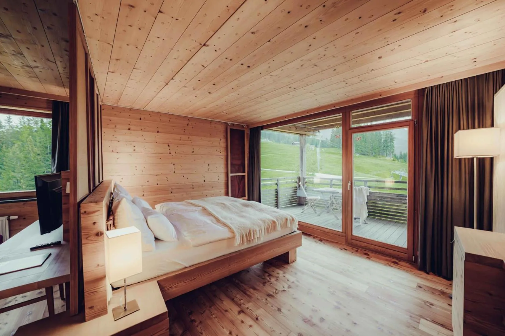 Bed in Holzhotel Forsthofalm