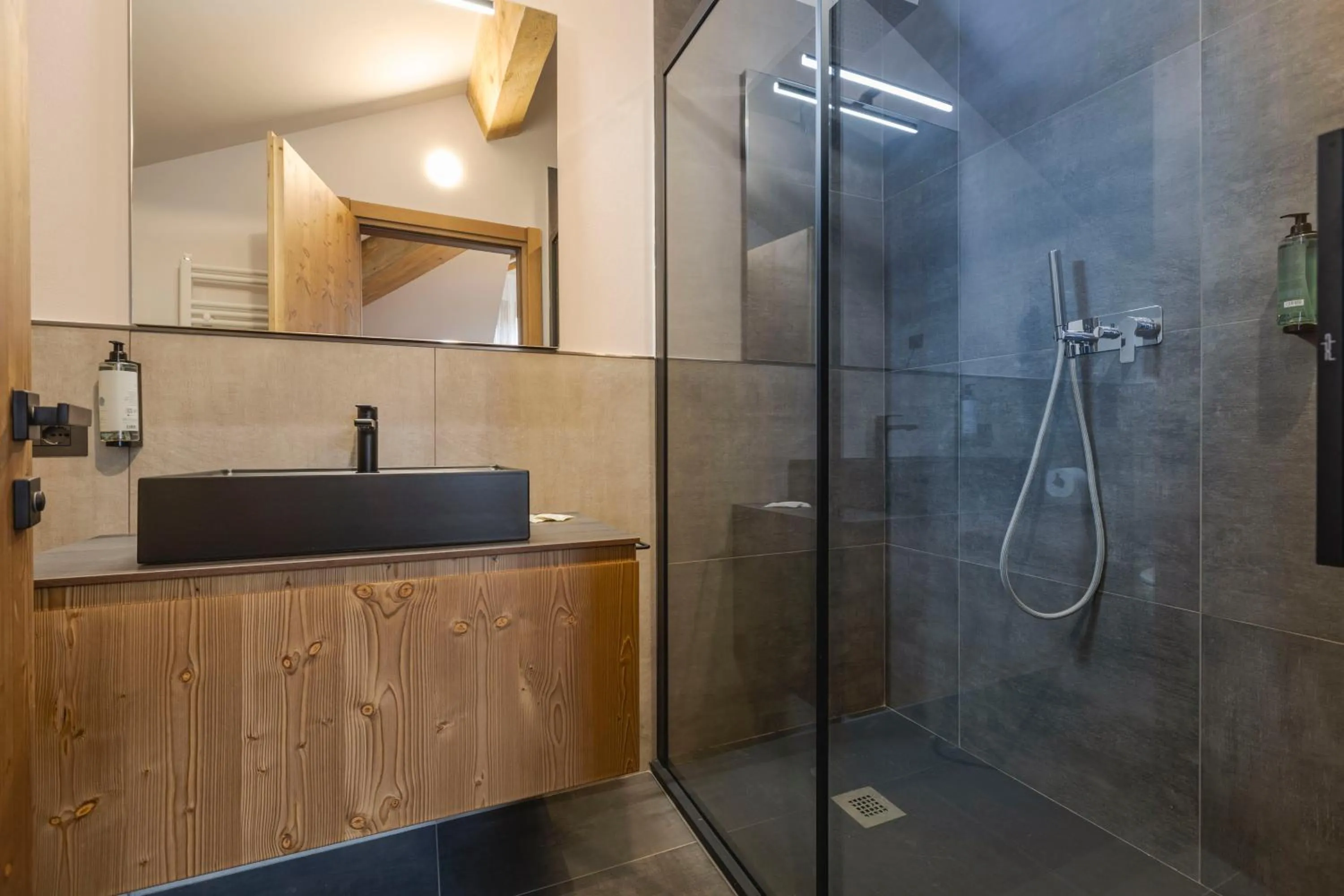 Shower in Granduca Mountain Wellness Apartments Campigna