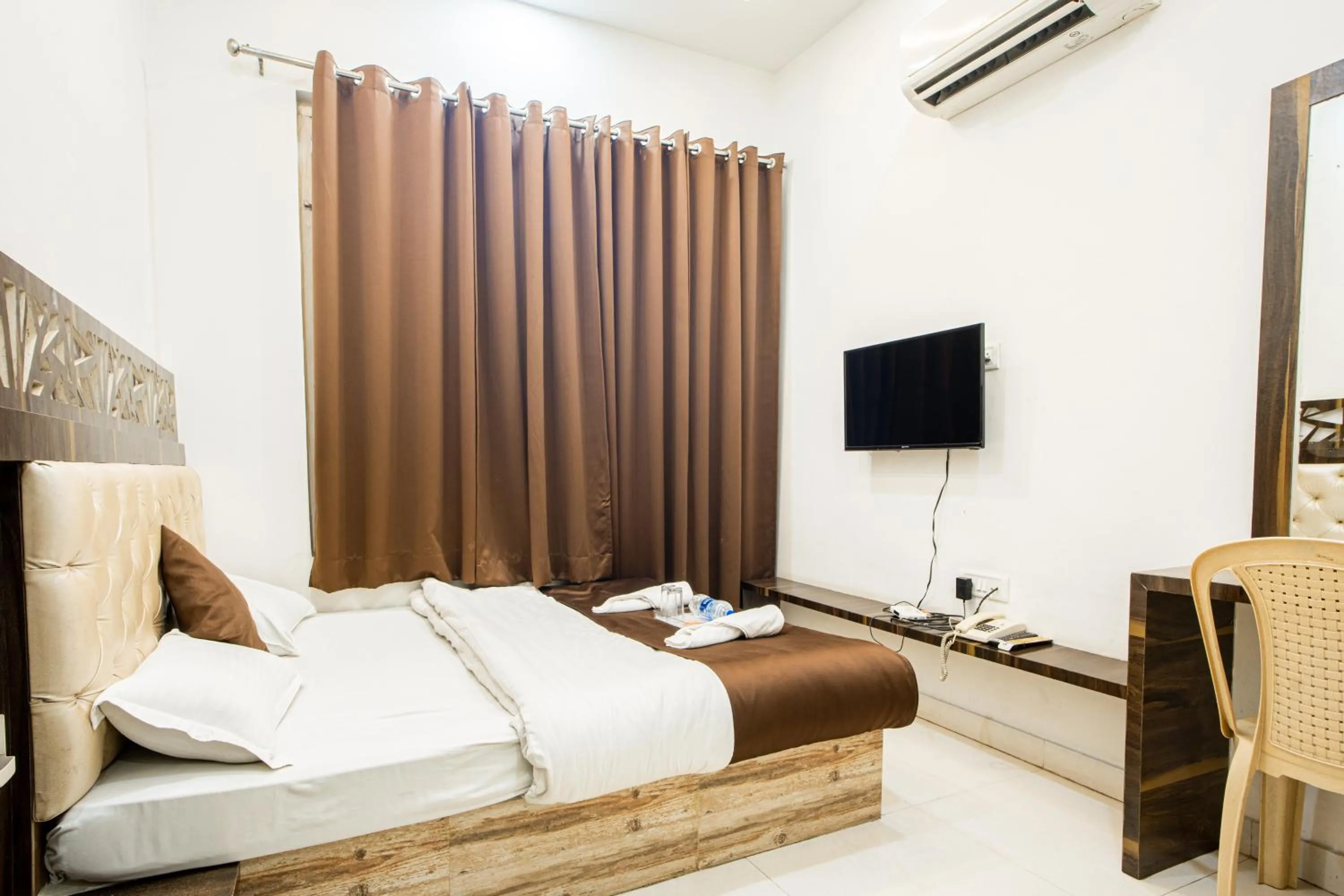 Bedroom, Bed in Hotel Khajanchi