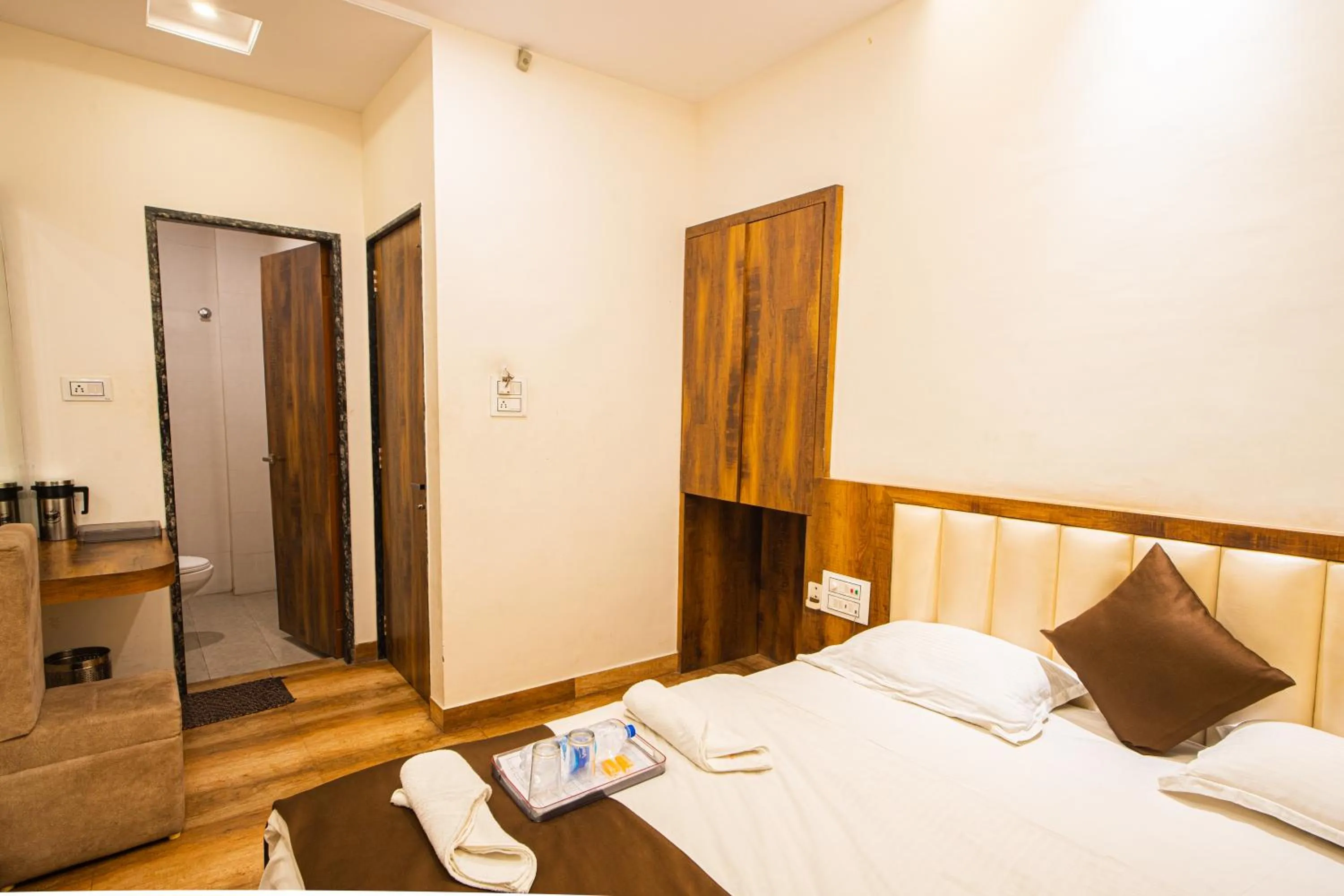 Bedroom, Bed in Hotel Khajanchi