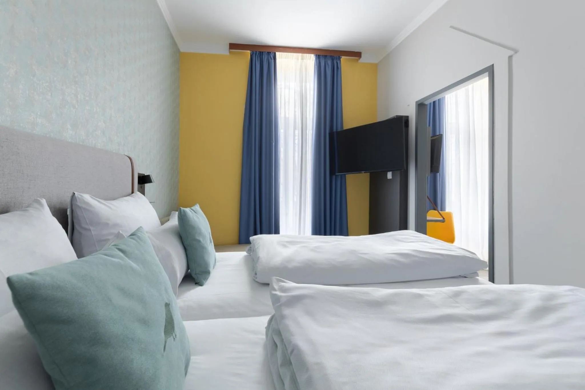 Photo of the whole room, Bed in Garner Hotel Vienna by IHG