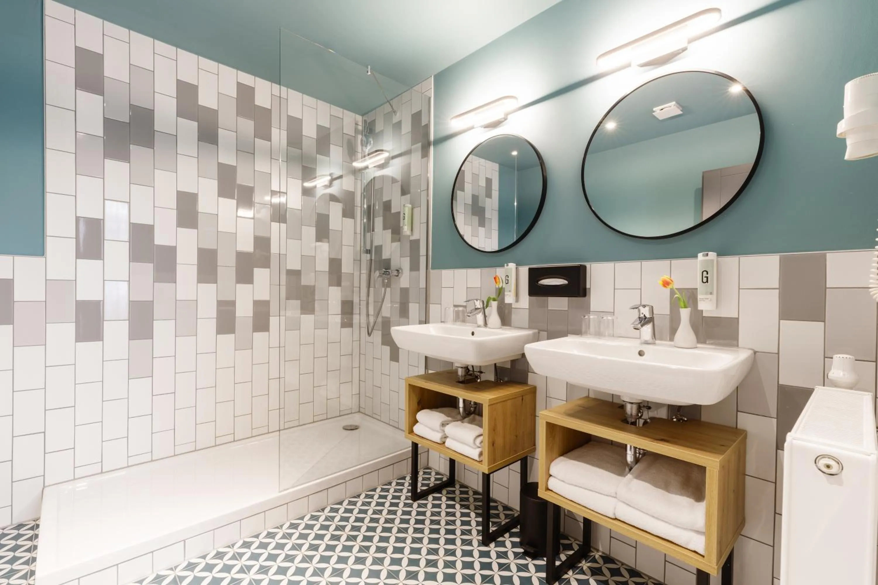 Shower in Garner Hotel Vienna by IHG