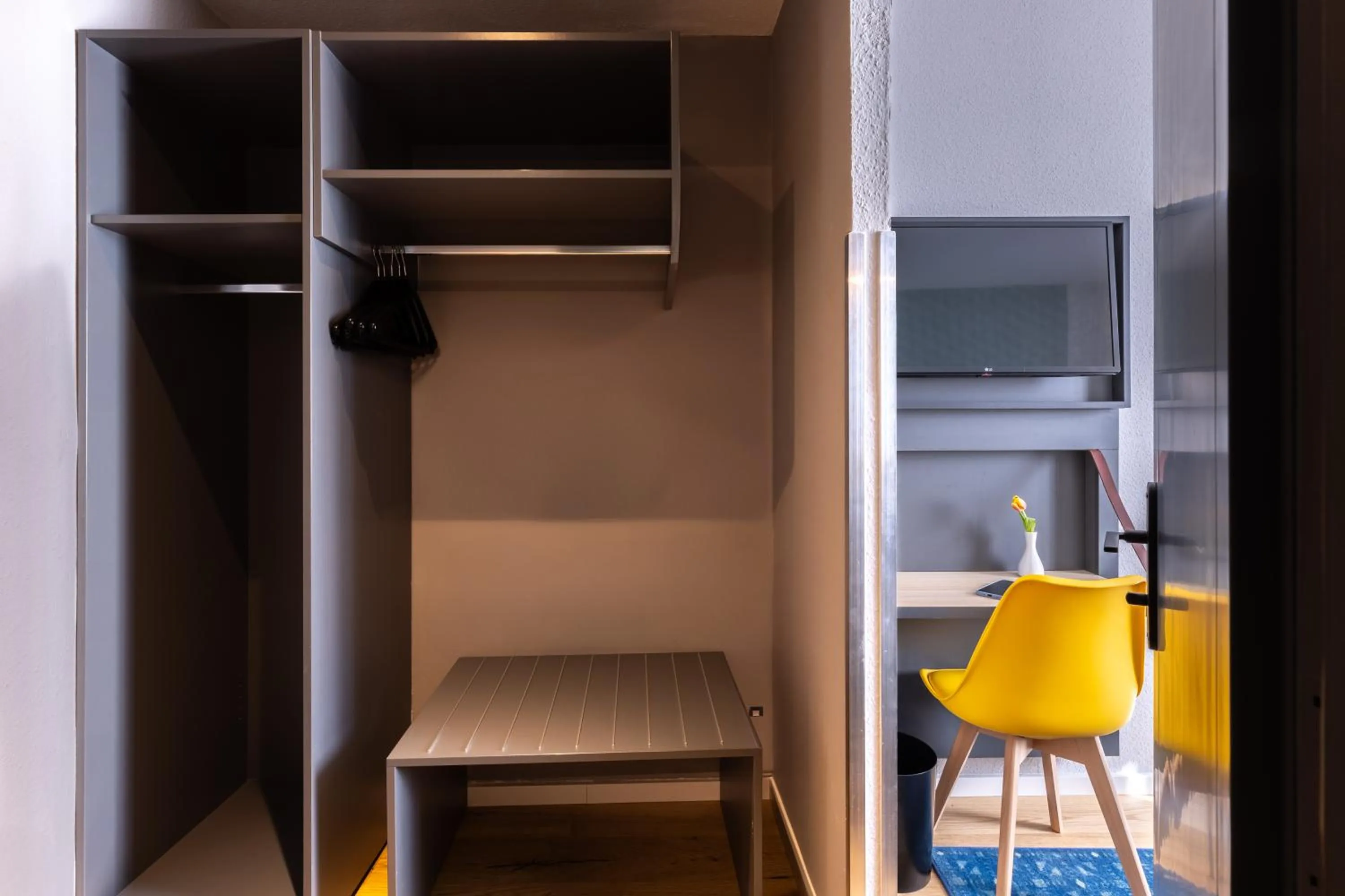 wardrobe in Garner Hotel Vienna by IHG