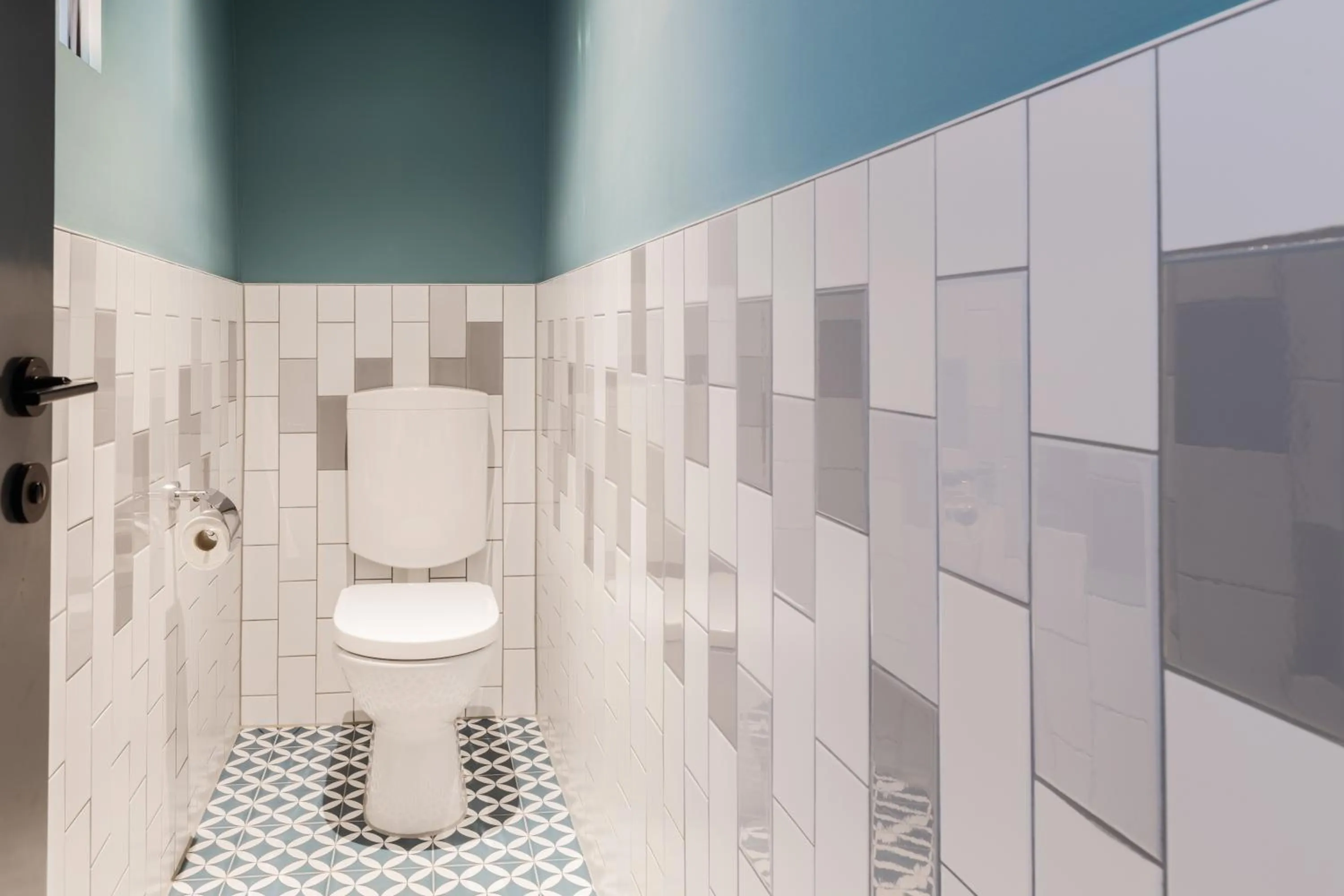 Toilet in Garner Hotel Vienna by IHG