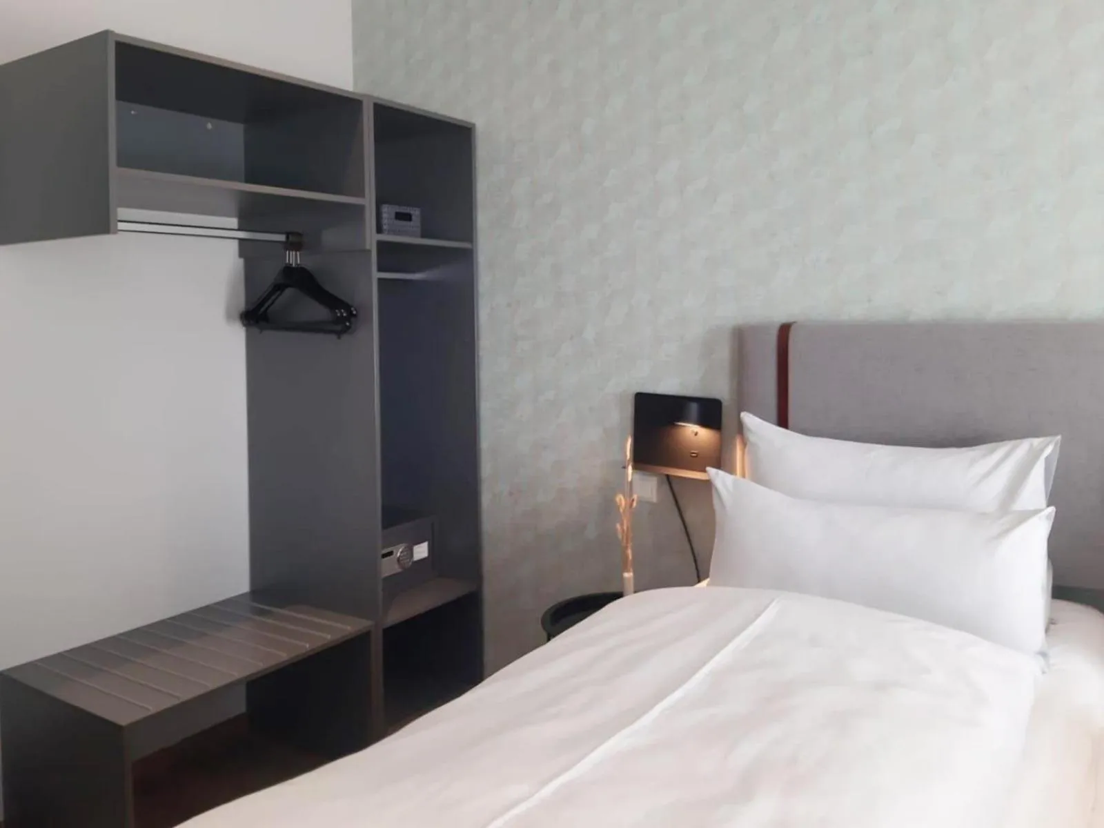 Photo of the whole room, Bed in Garner Hotel Vienna by IHG