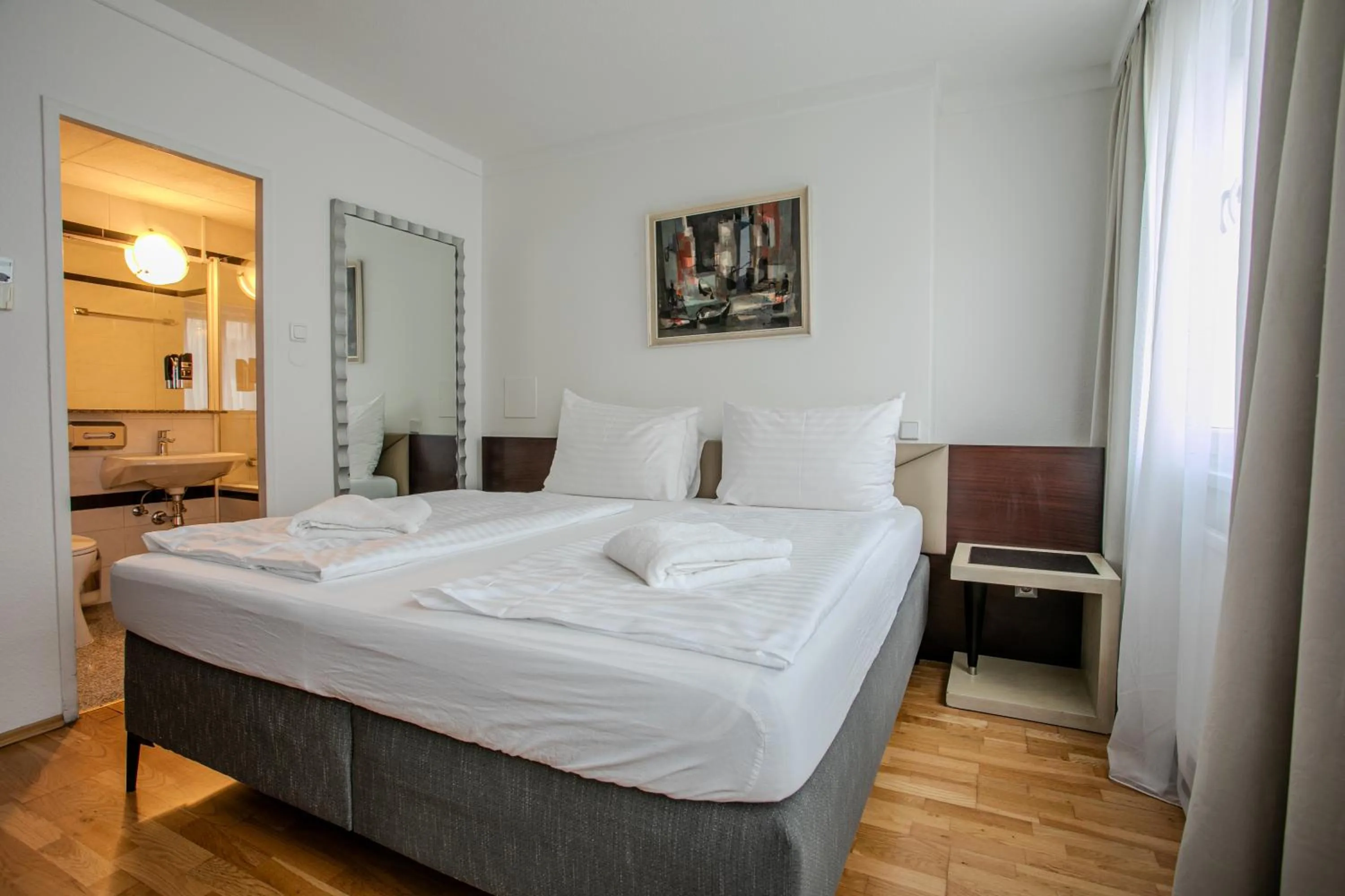 Bed in Hotel Attaché l contactless check-in