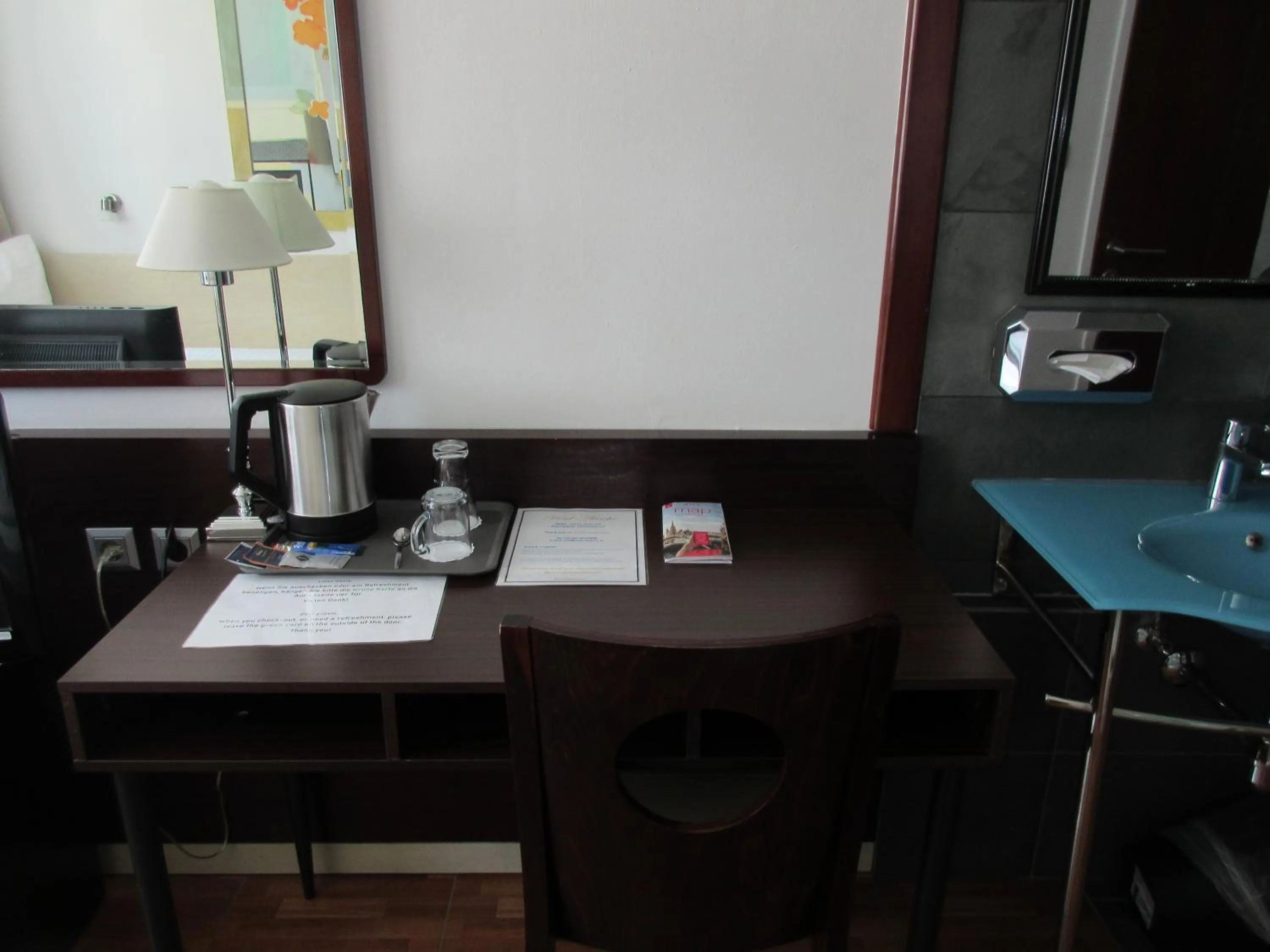 Seating area in Hotel Attaché l contactless check-in