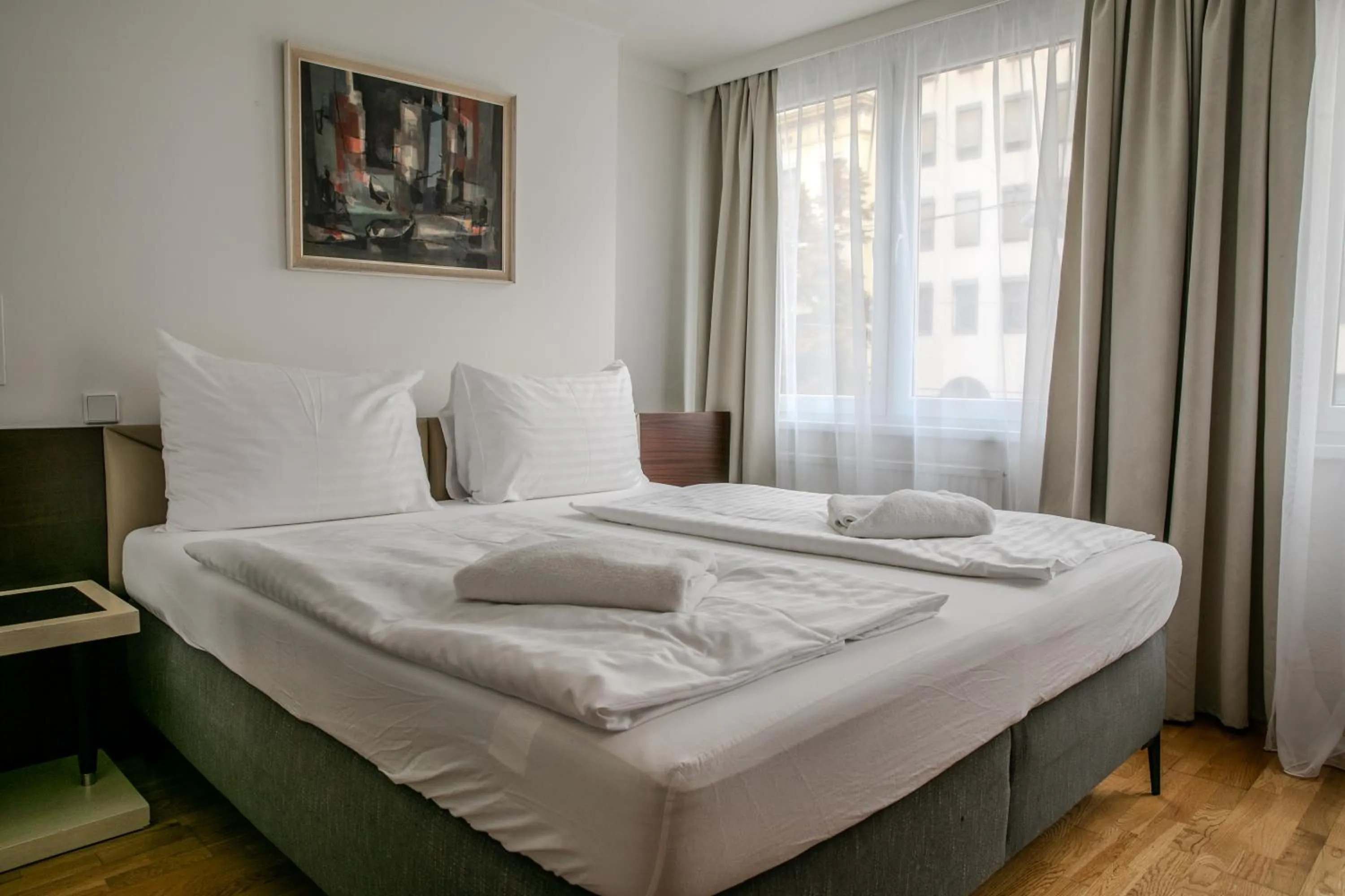 Bed in Hotel Attaché l contactless check-in