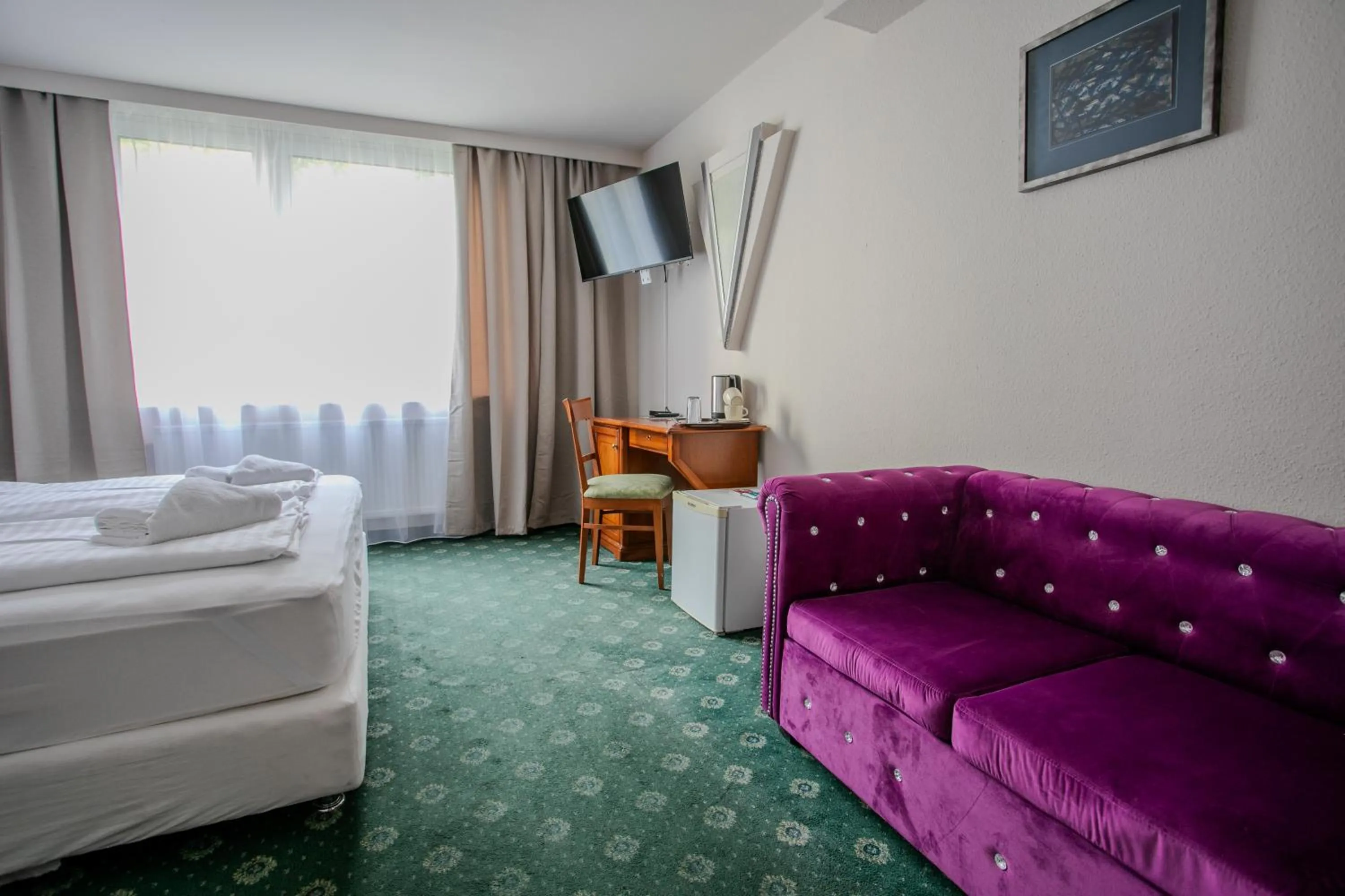 Communal lounge/ TV room, Bed in Hotel Attaché l contactless check-in