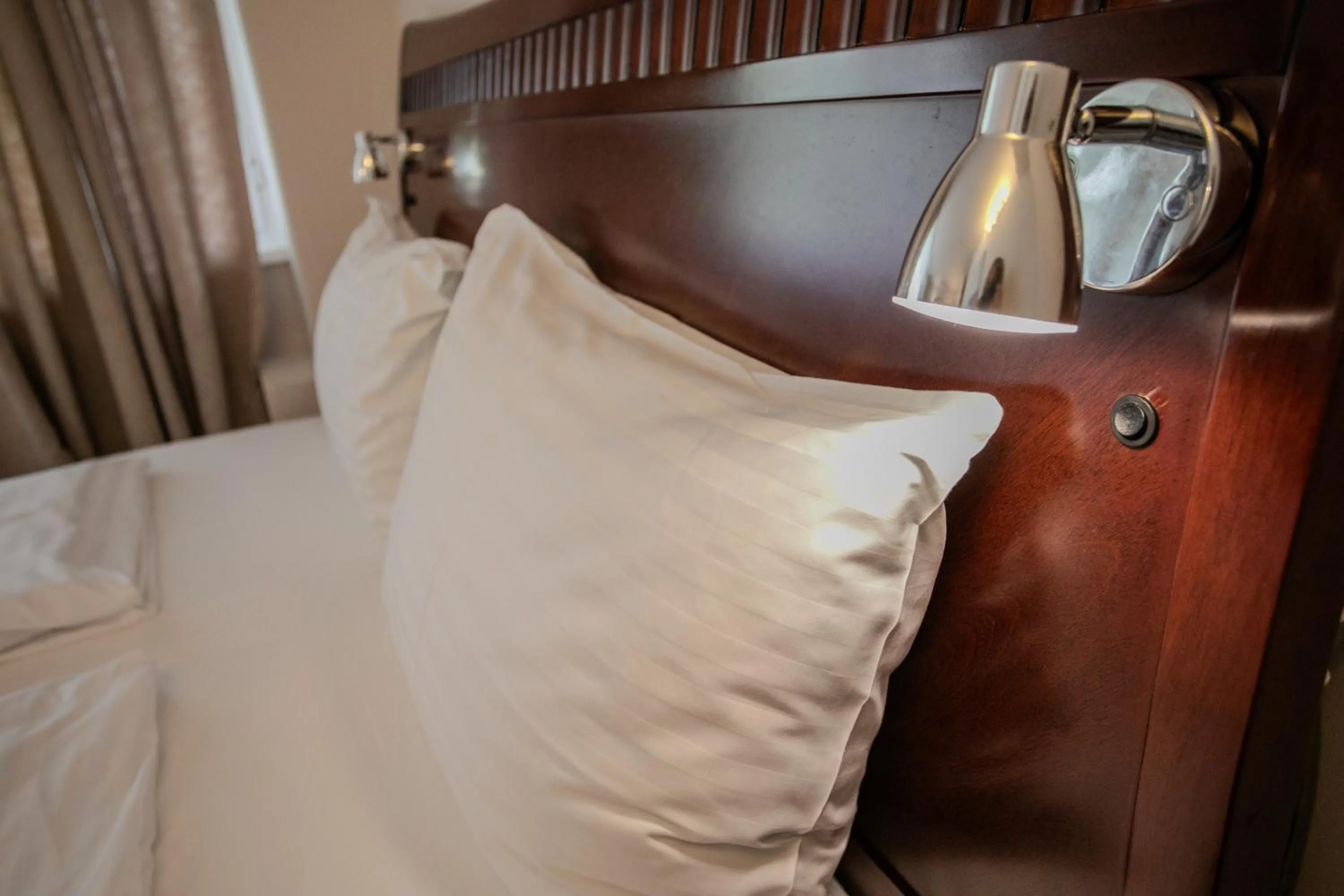 Bed in Hotel Attaché l contactless check-in