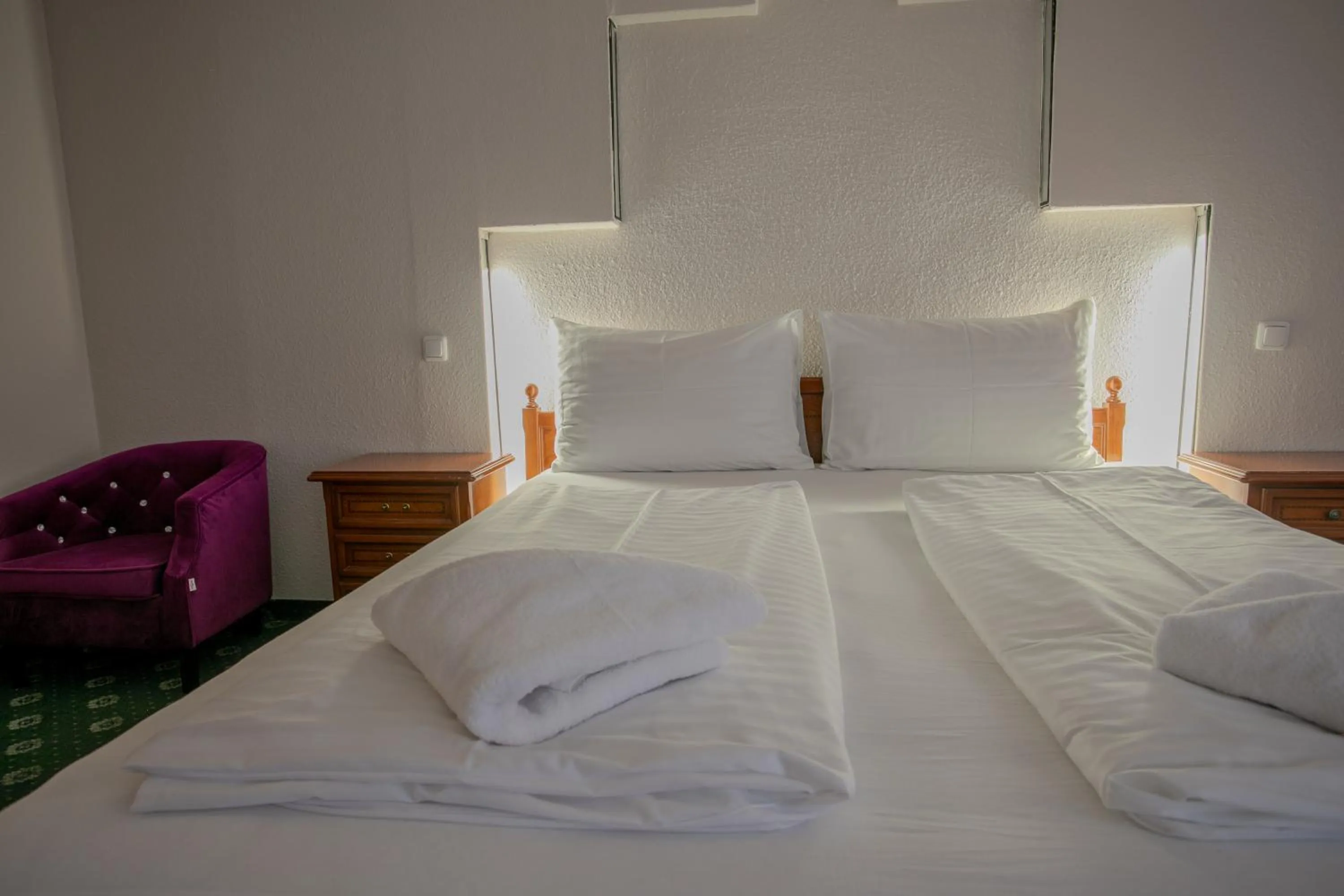 Bed in Hotel Attaché l contactless check-in