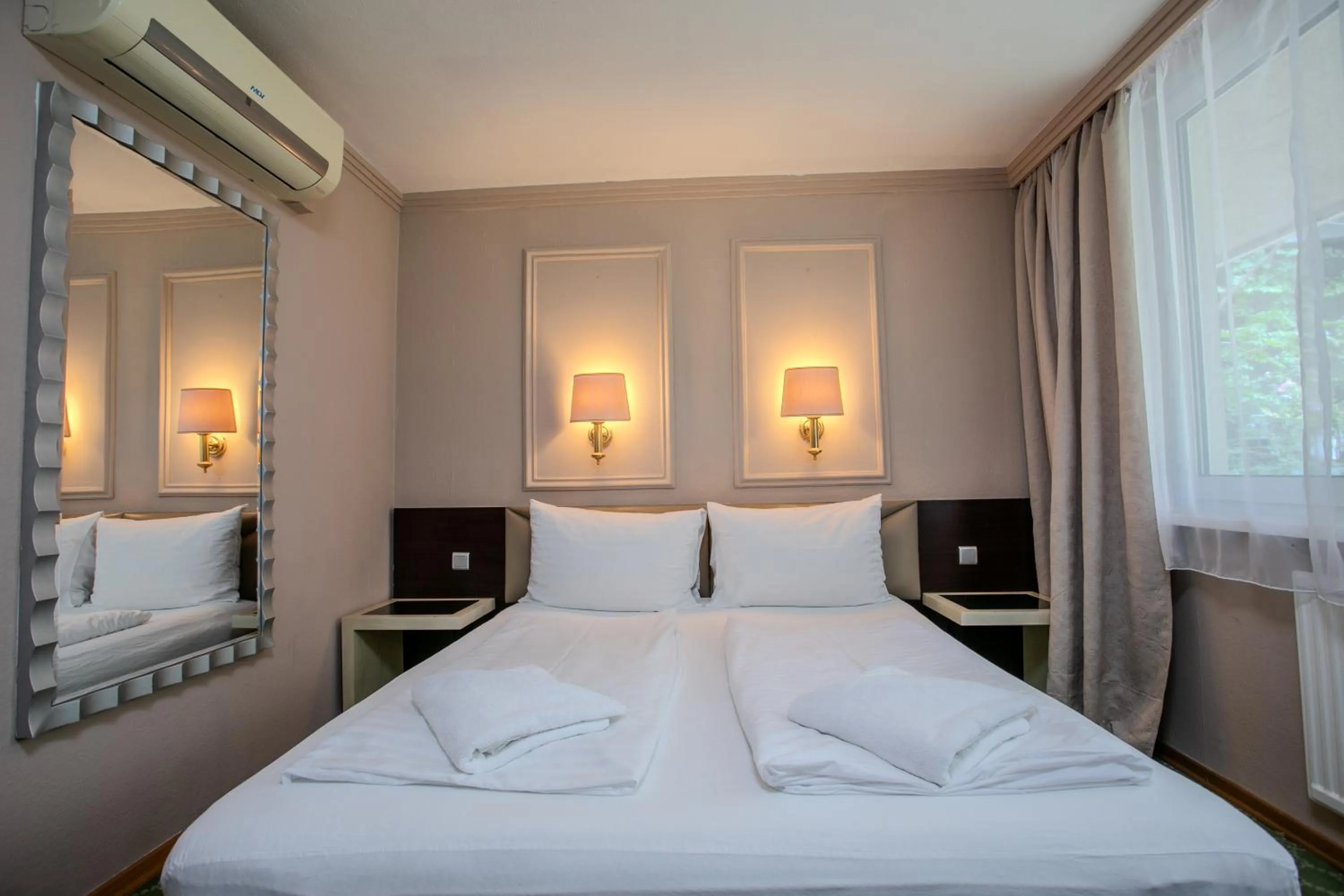 Bed in Hotel Attaché l contactless check-in