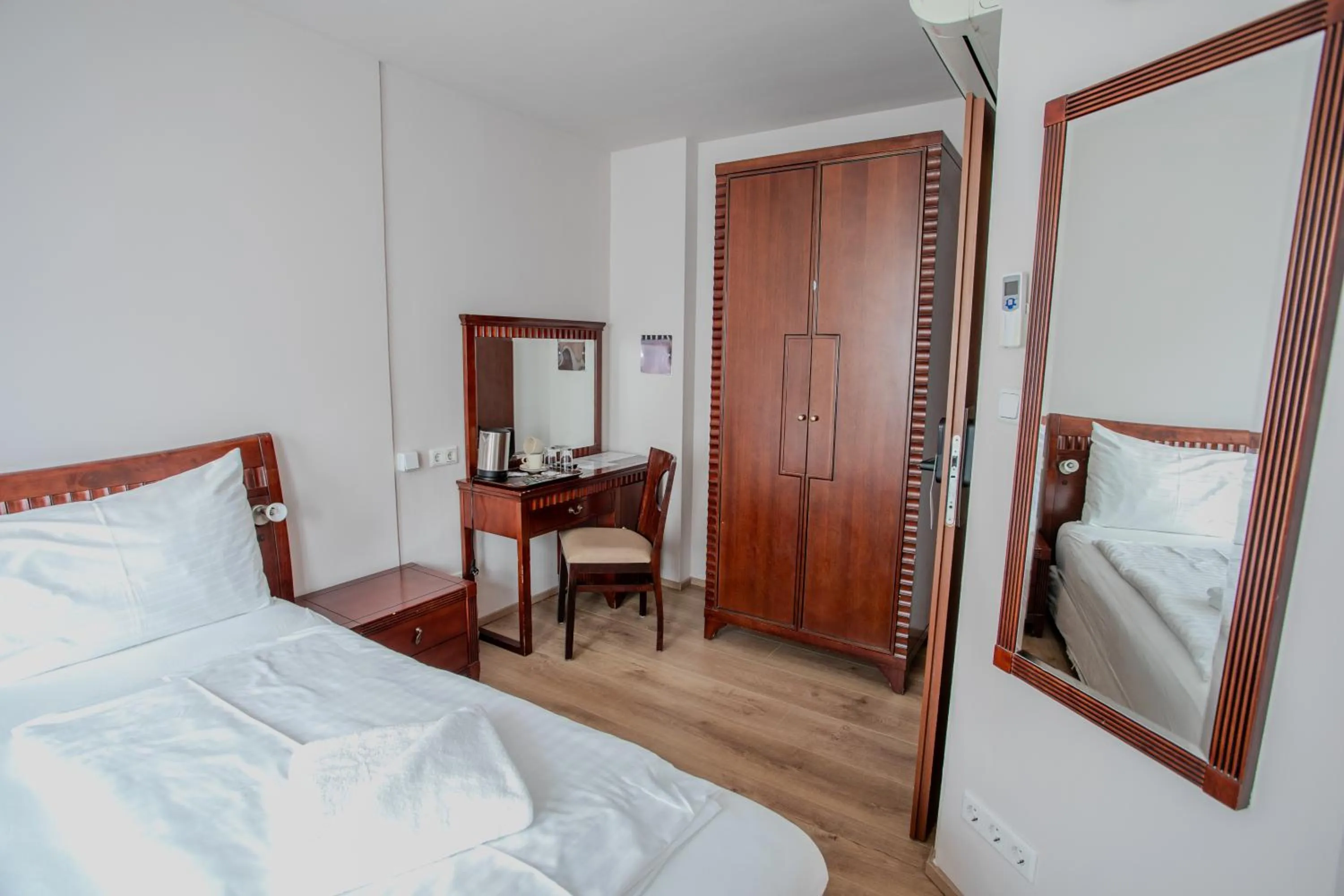 Bed in Hotel Attaché l contactless check-in