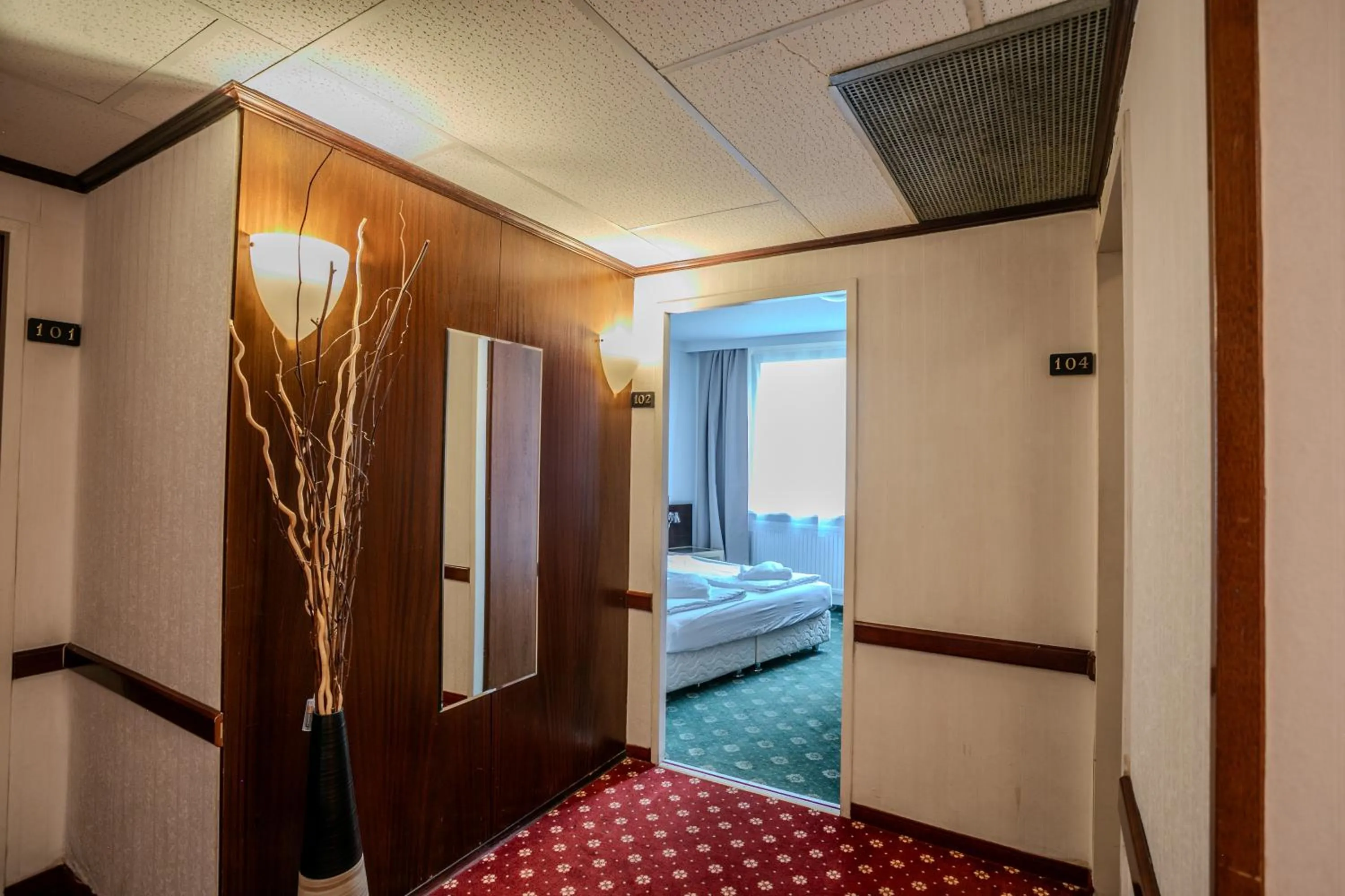 Photo of the whole room, Bed in Hotel Attaché l contactless check-in