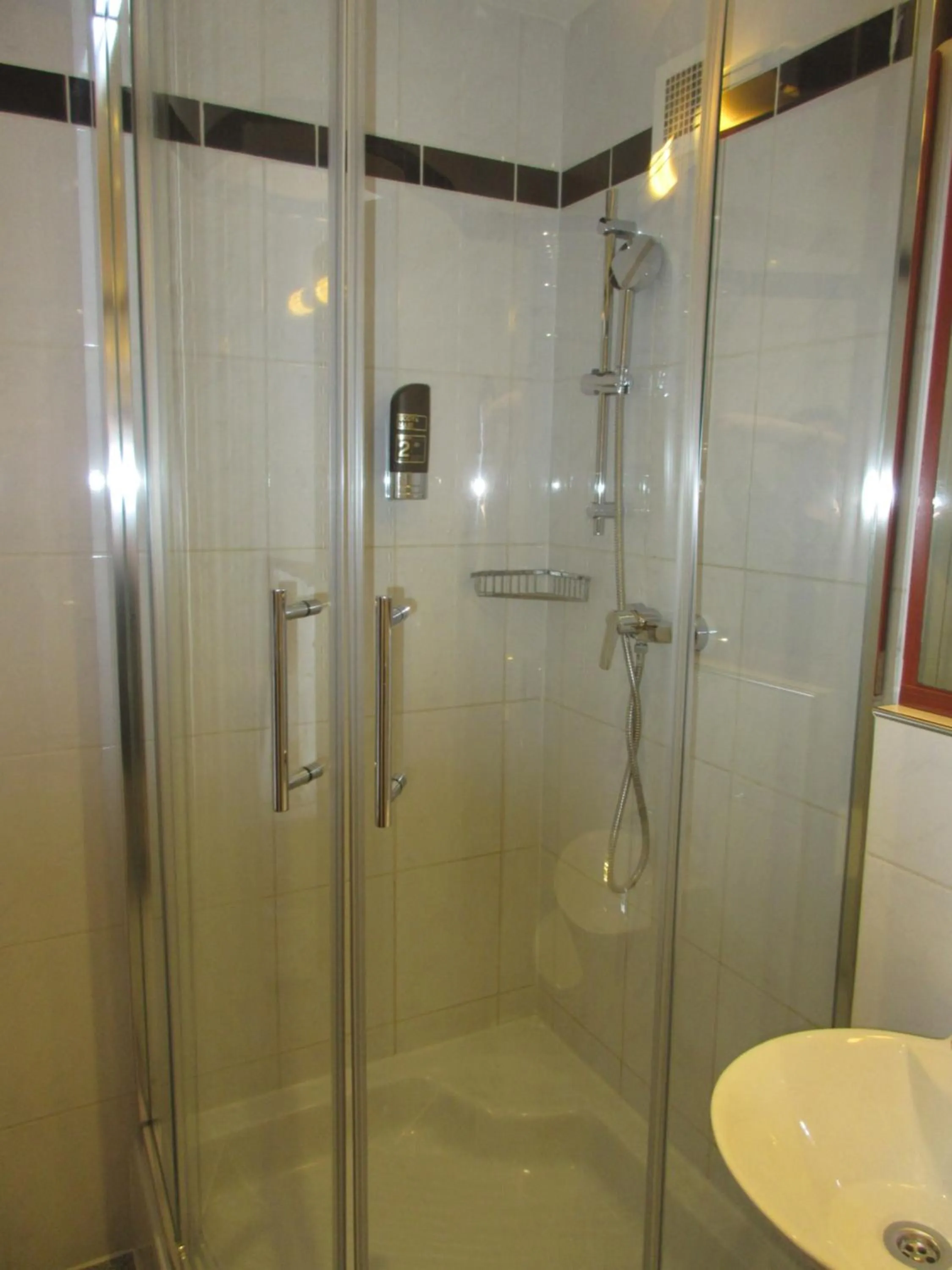 Shower in Hotel Attaché l contactless check-in