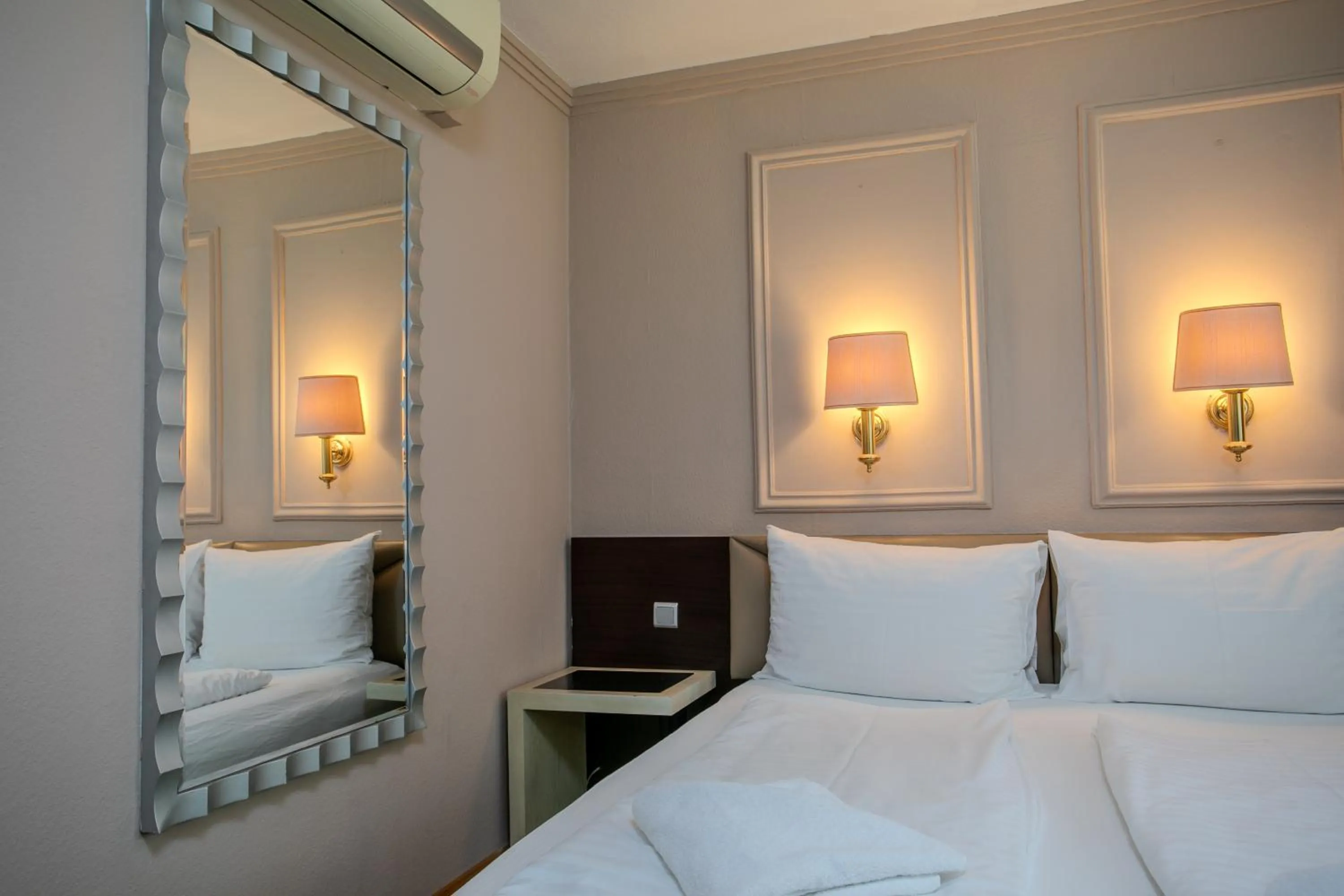 Bed in Hotel Attaché l contactless check-in