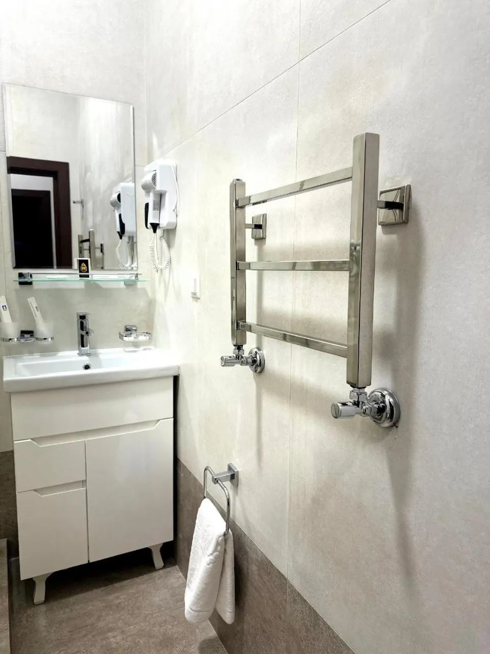 Shower in Hotel 1946