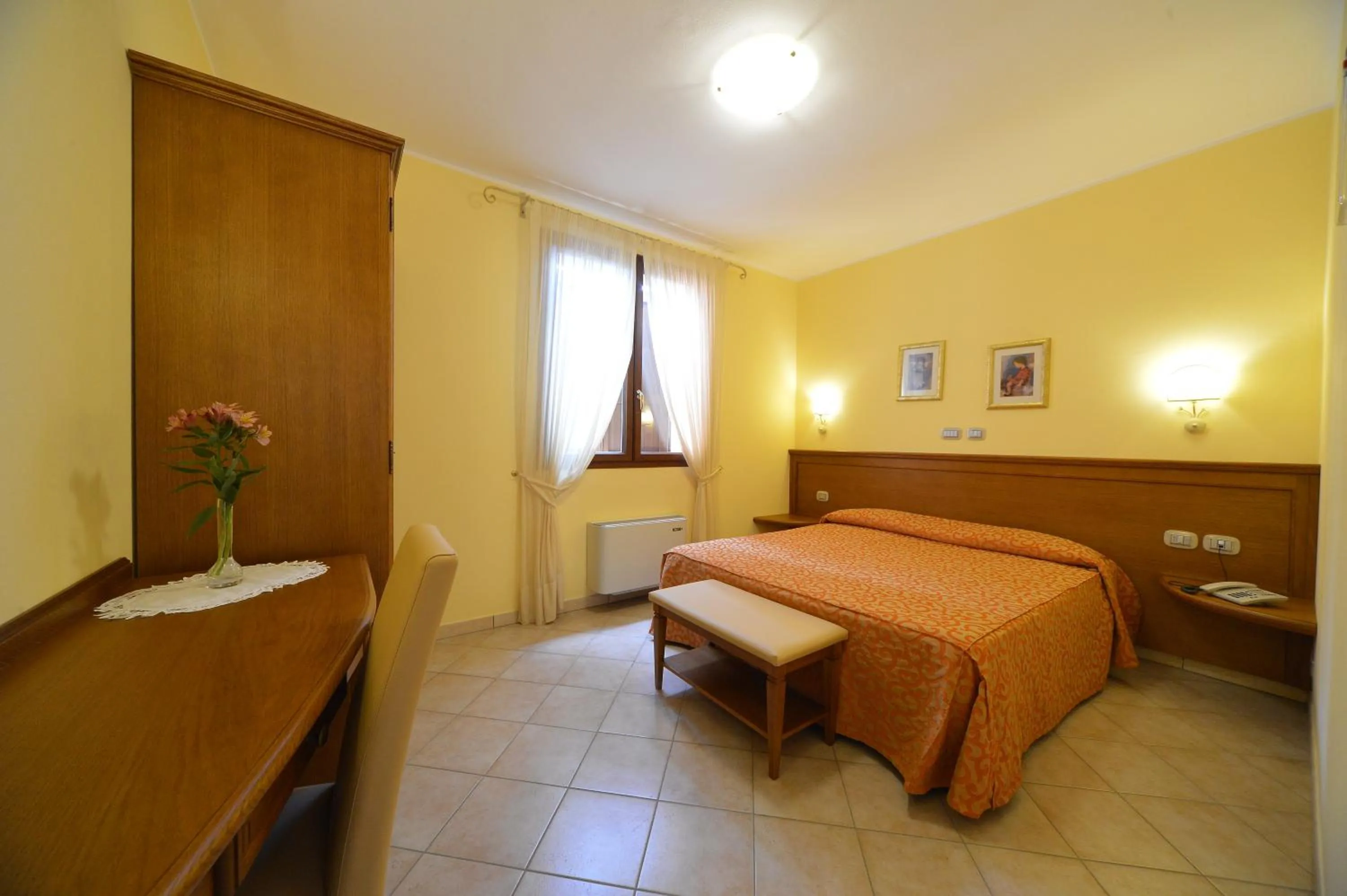 Bedroom, Bed in Hotel Tre Torri