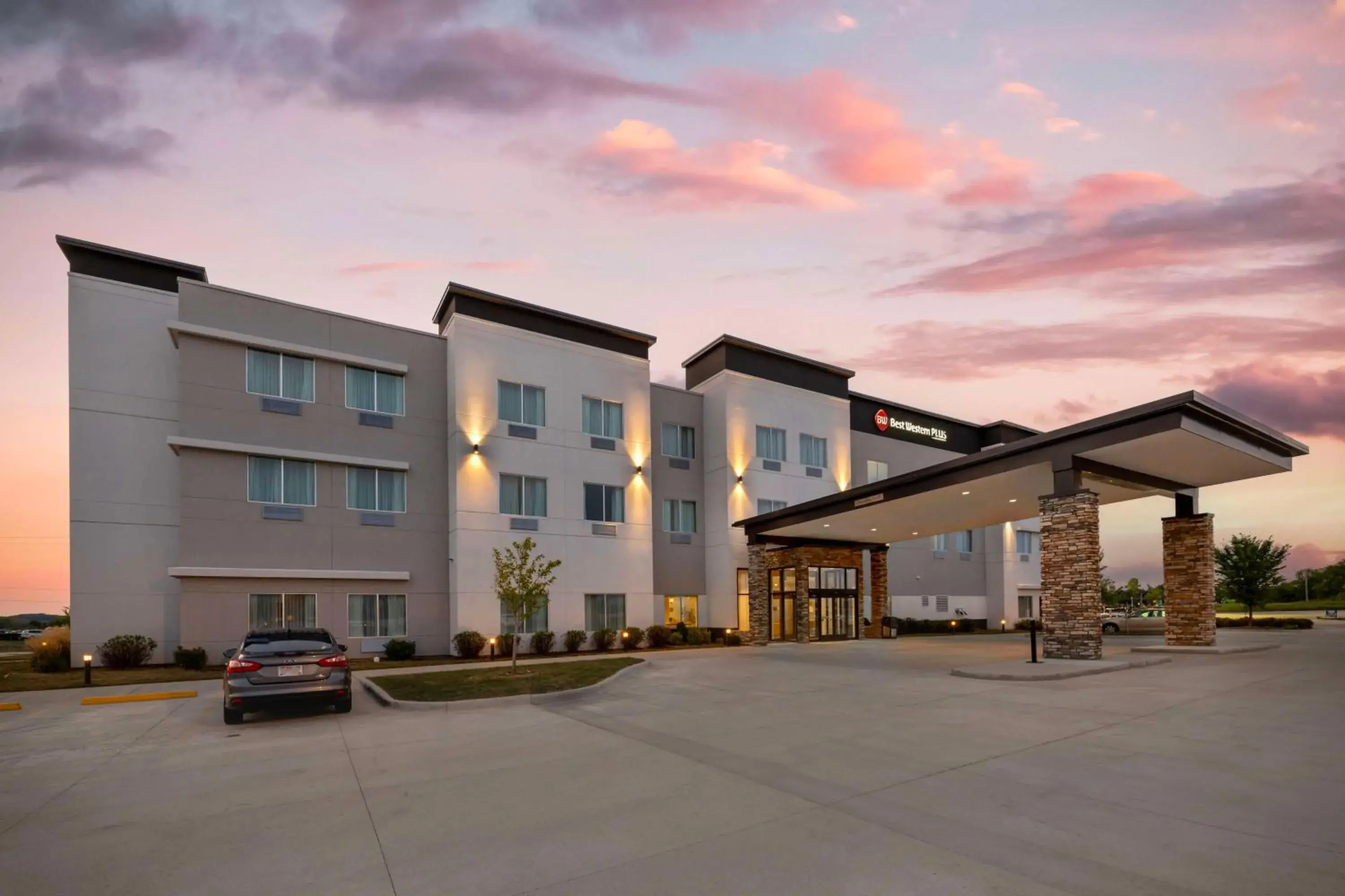 Property building in Best Western Plus Jefferson Property building in Best Western Plus Jefferson