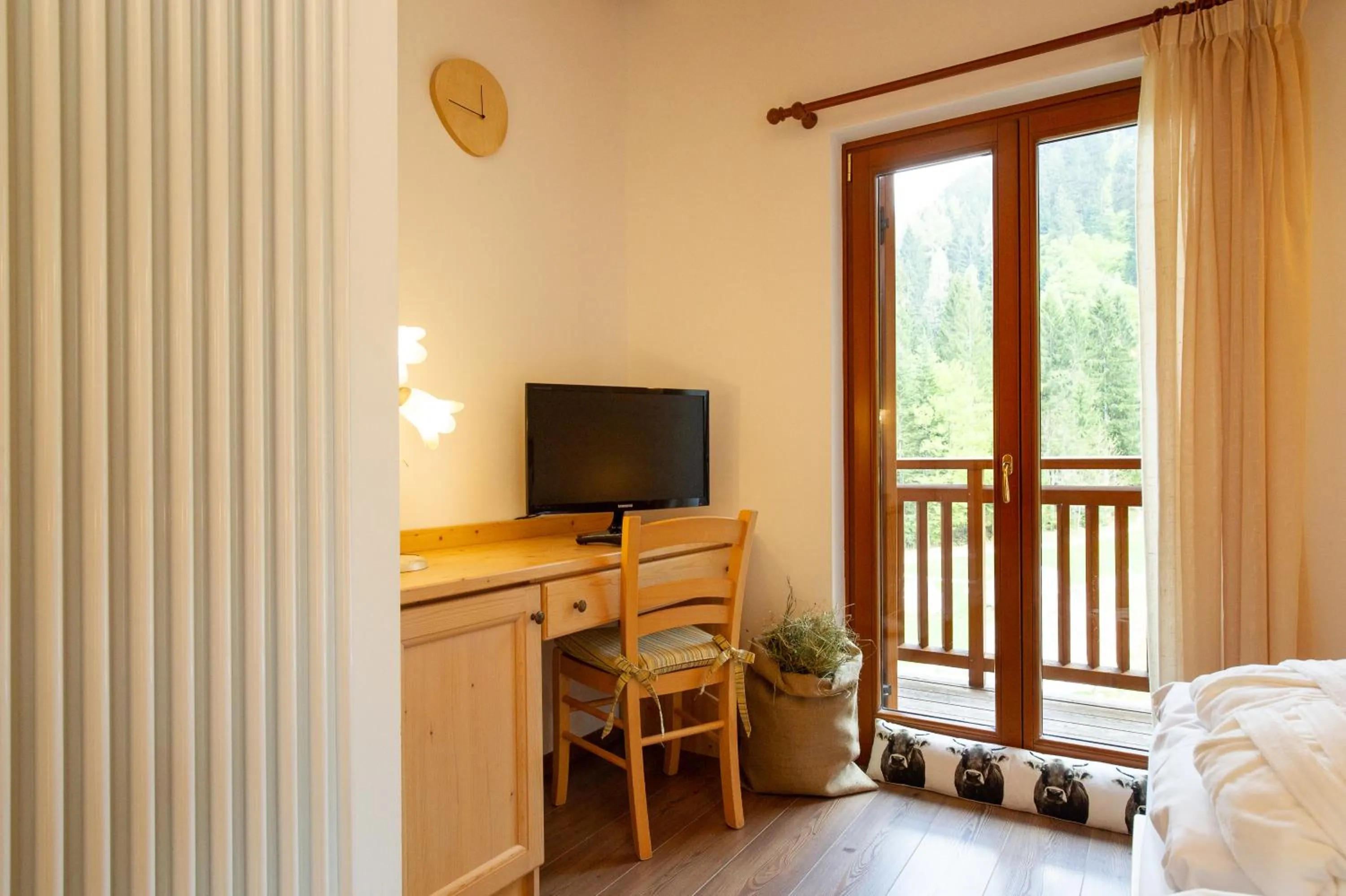 Seating area, Bed in Hotel Chalet Giasenei