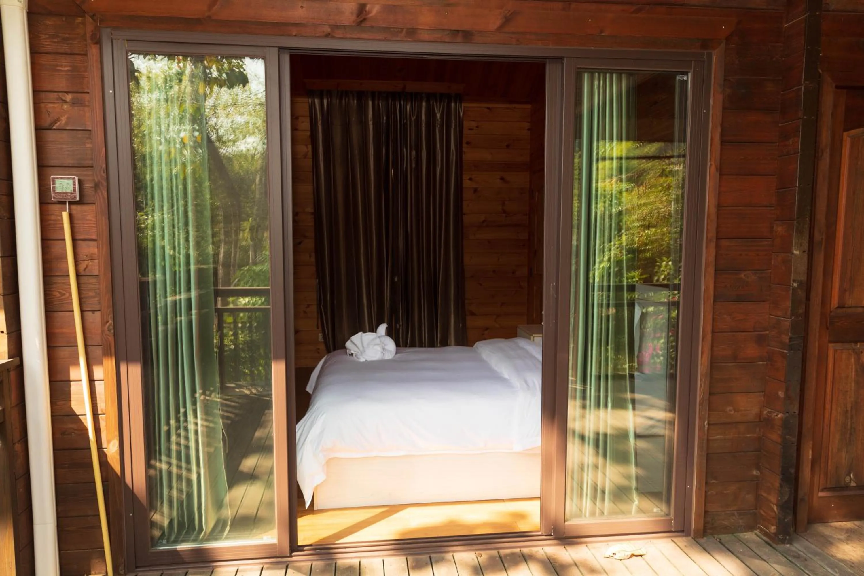 Photo of the whole room, Bed in Dansavanh Namngum Resort