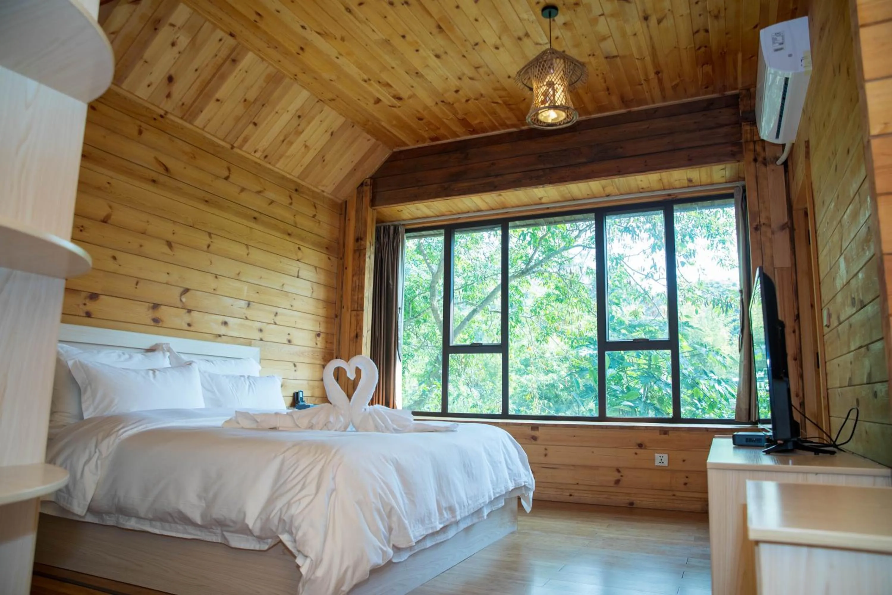 Photo of the whole room, Bed in Dansavanh Namngum Resort