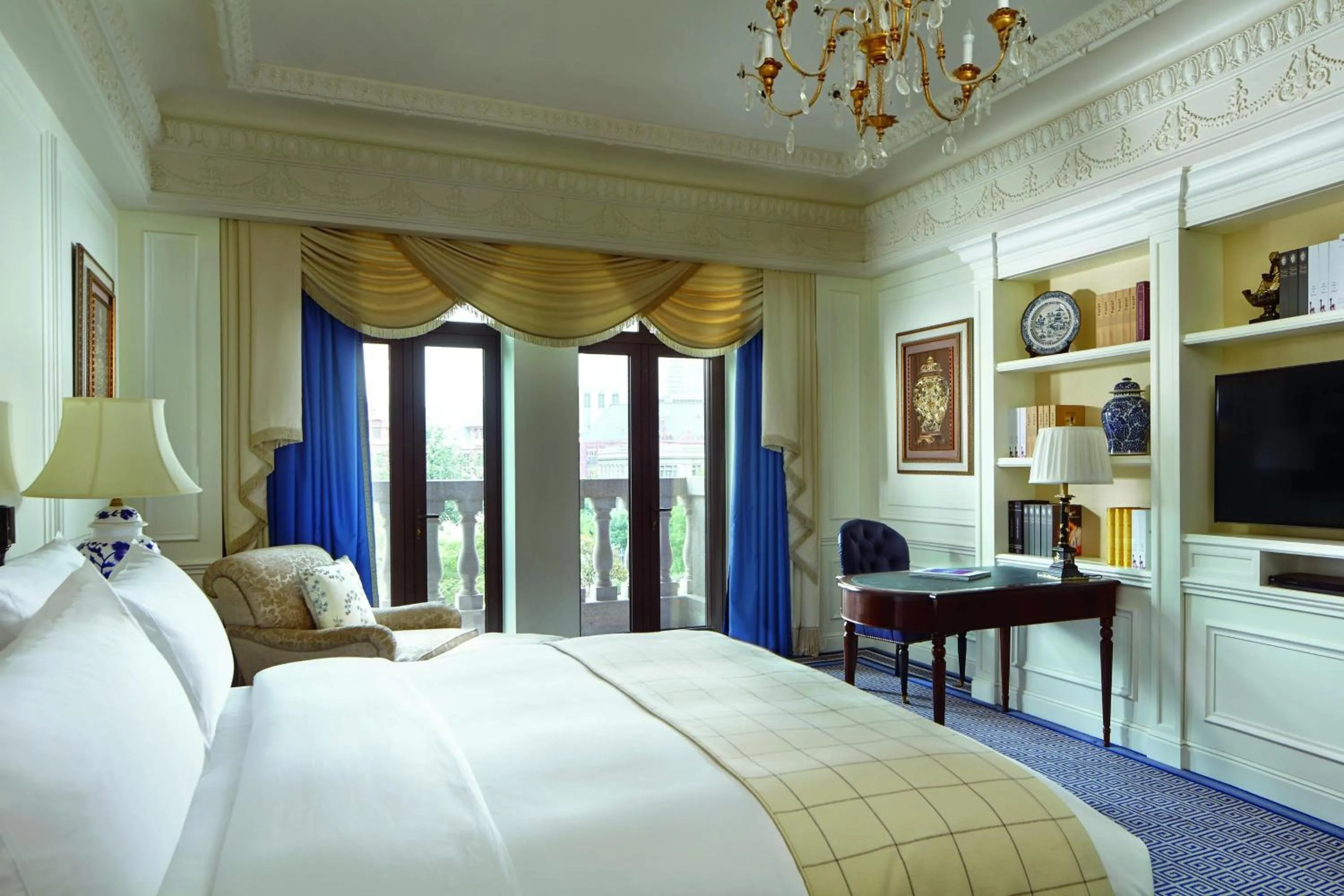 Photo of the whole room, Bed in The Ritz-Carlton, Tianjin