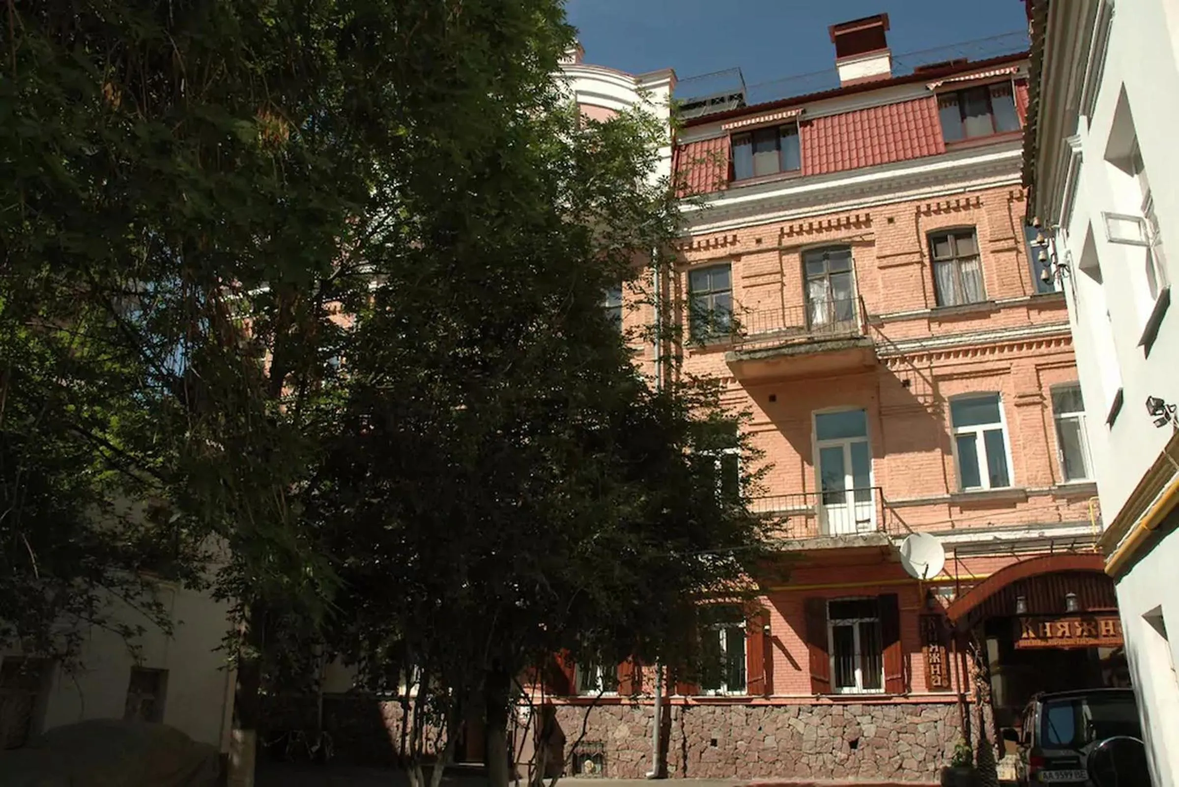 Facade/entrance in Home Hotel Apartments on Mykhailivska Square - Kiev
