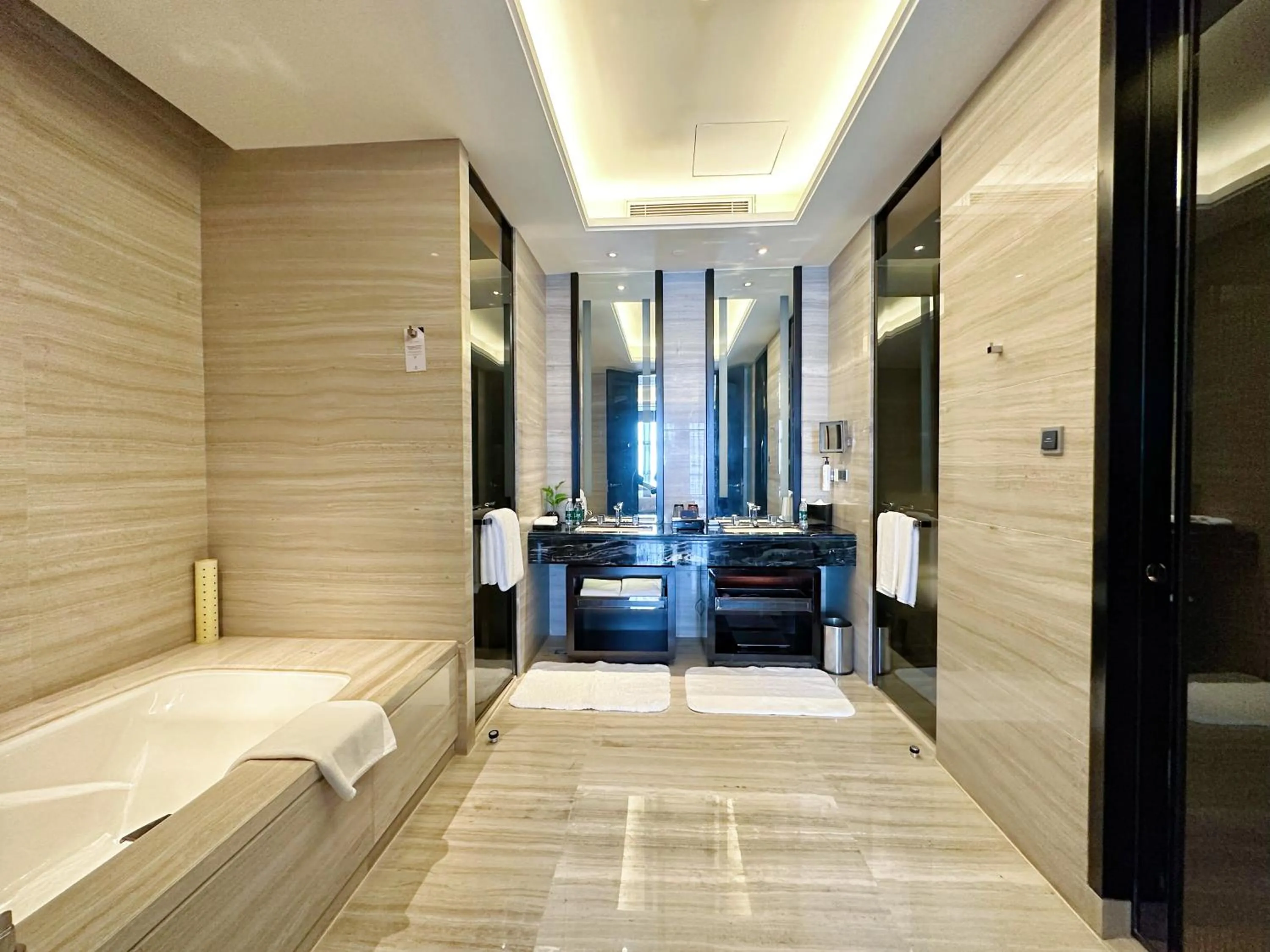 Bathroom, Bed in Wanda Realm Wuhan