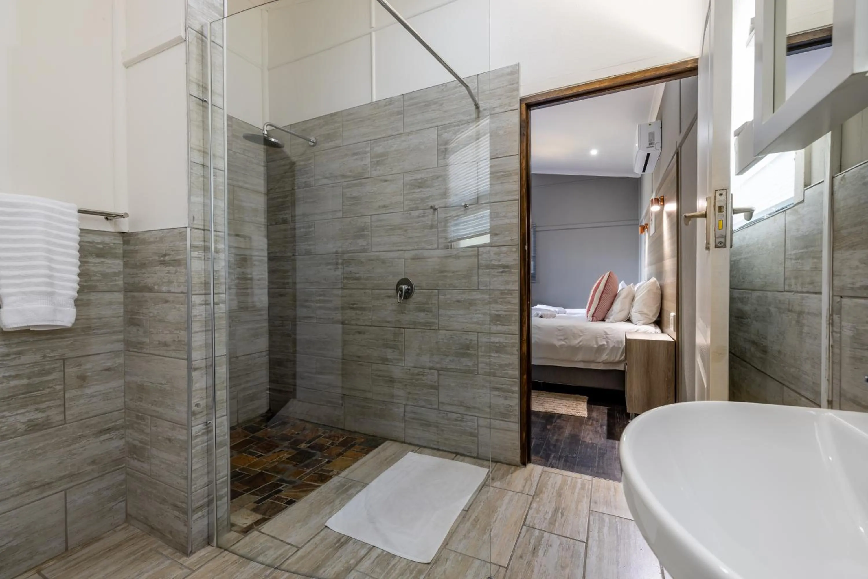 Shower in Tranquil Nest