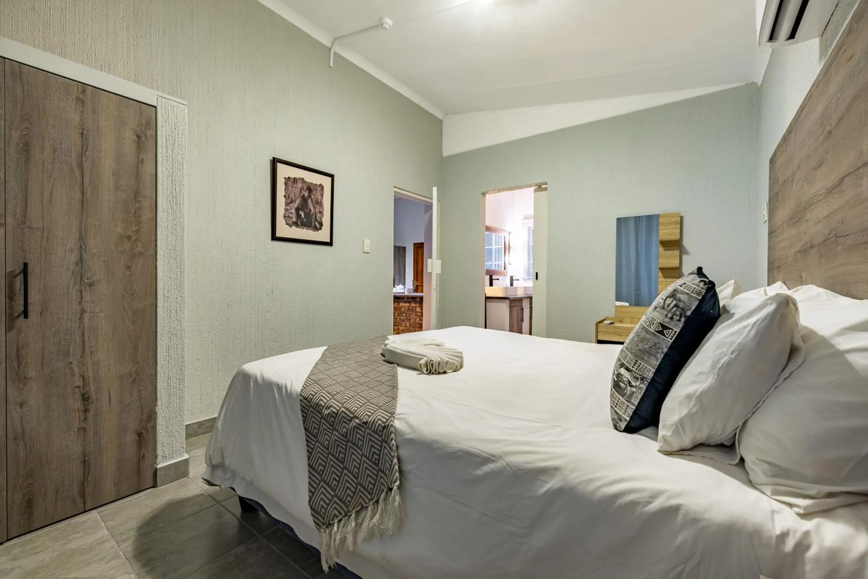 Photo of the whole room, Bed in Tranquil Nest