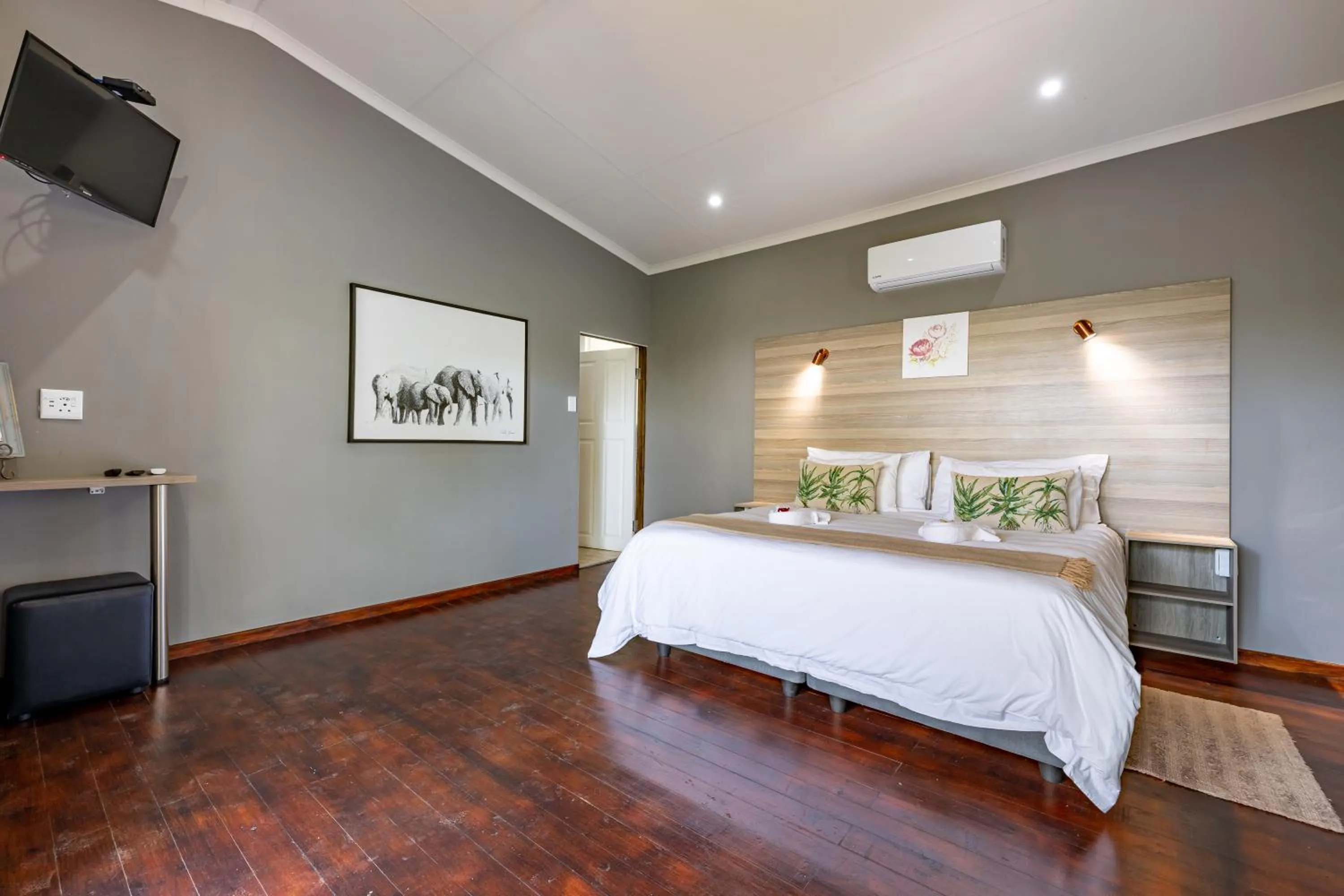 Photo of the whole room, Bed in Tranquil Nest