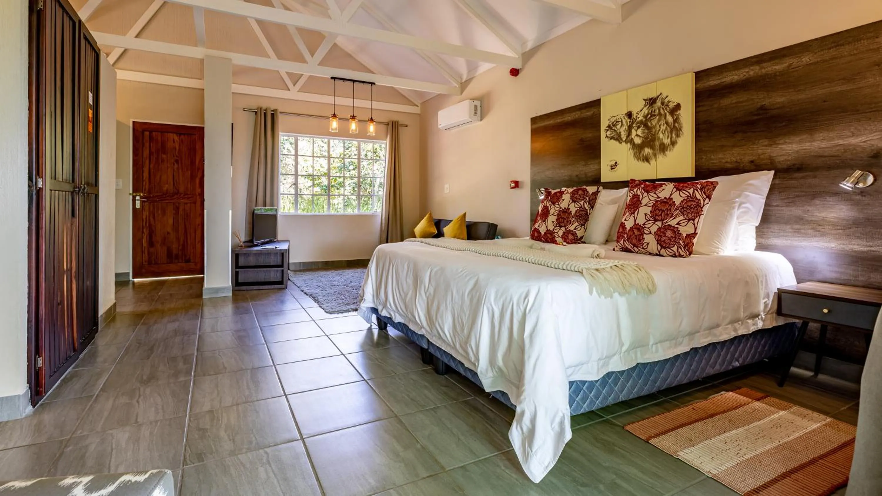Photo of the whole room, Bed in Tranquil Nest