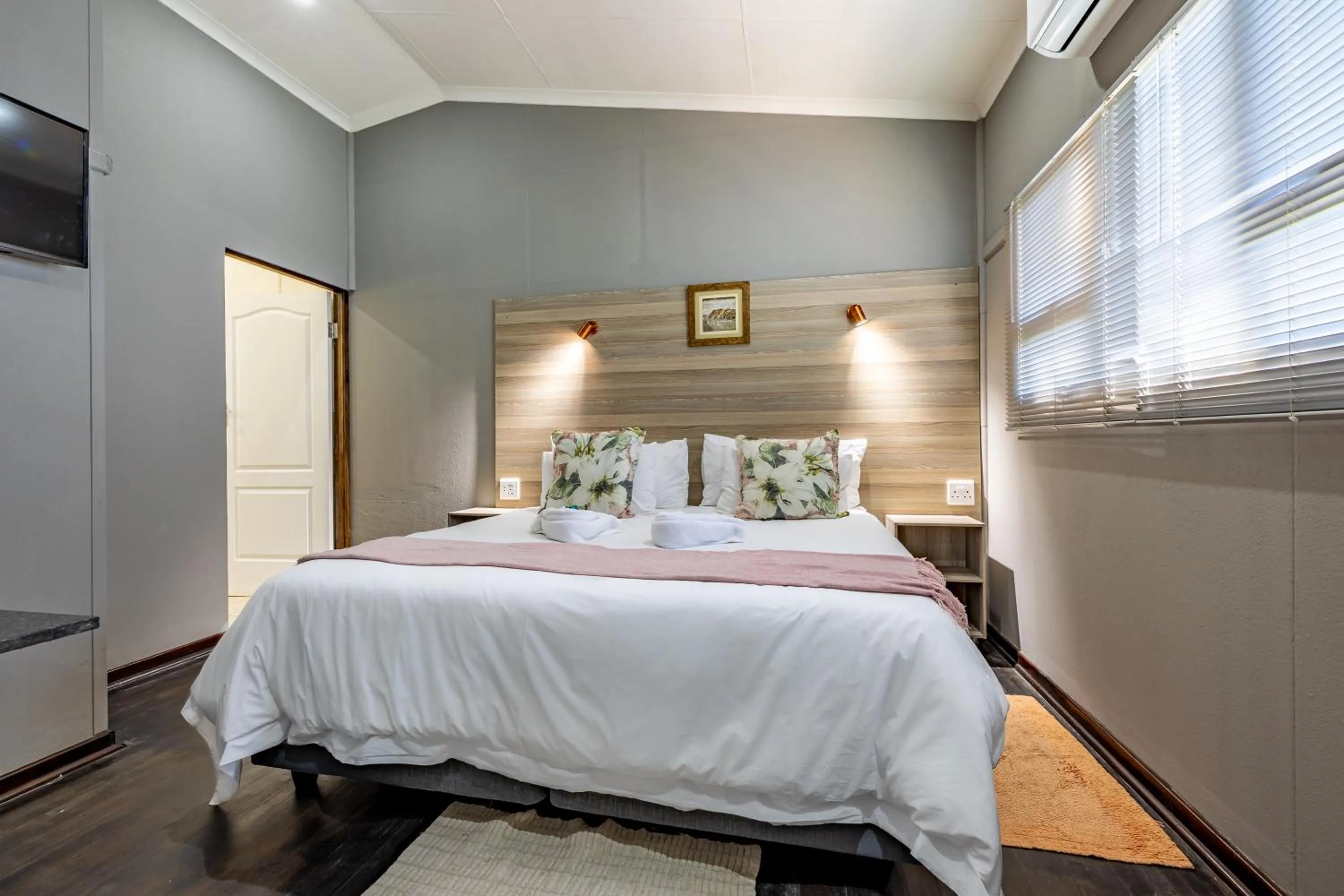 Photo of the whole room, Bed in Tranquil Nest