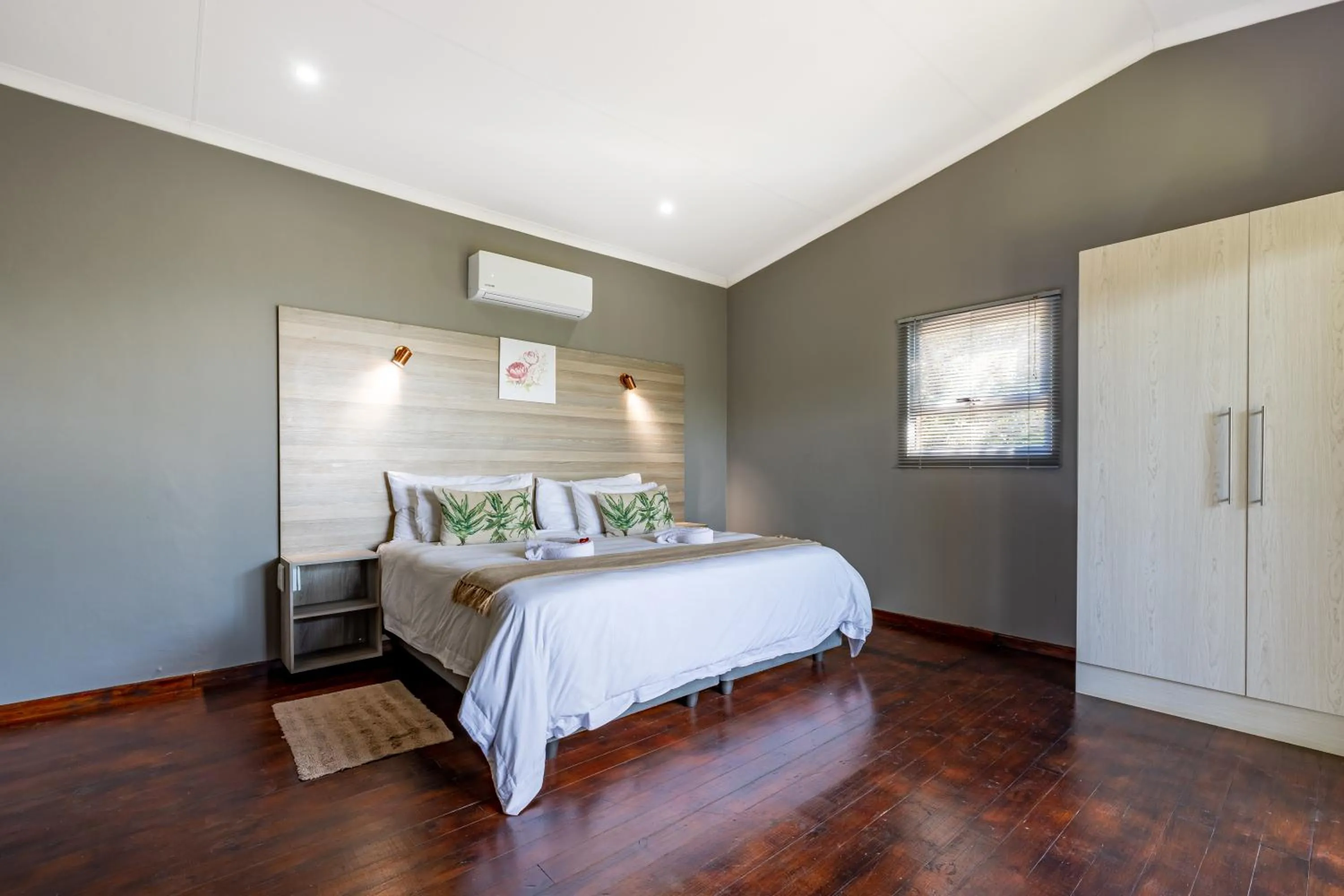 Photo of the whole room, Bed in Tranquil Nest