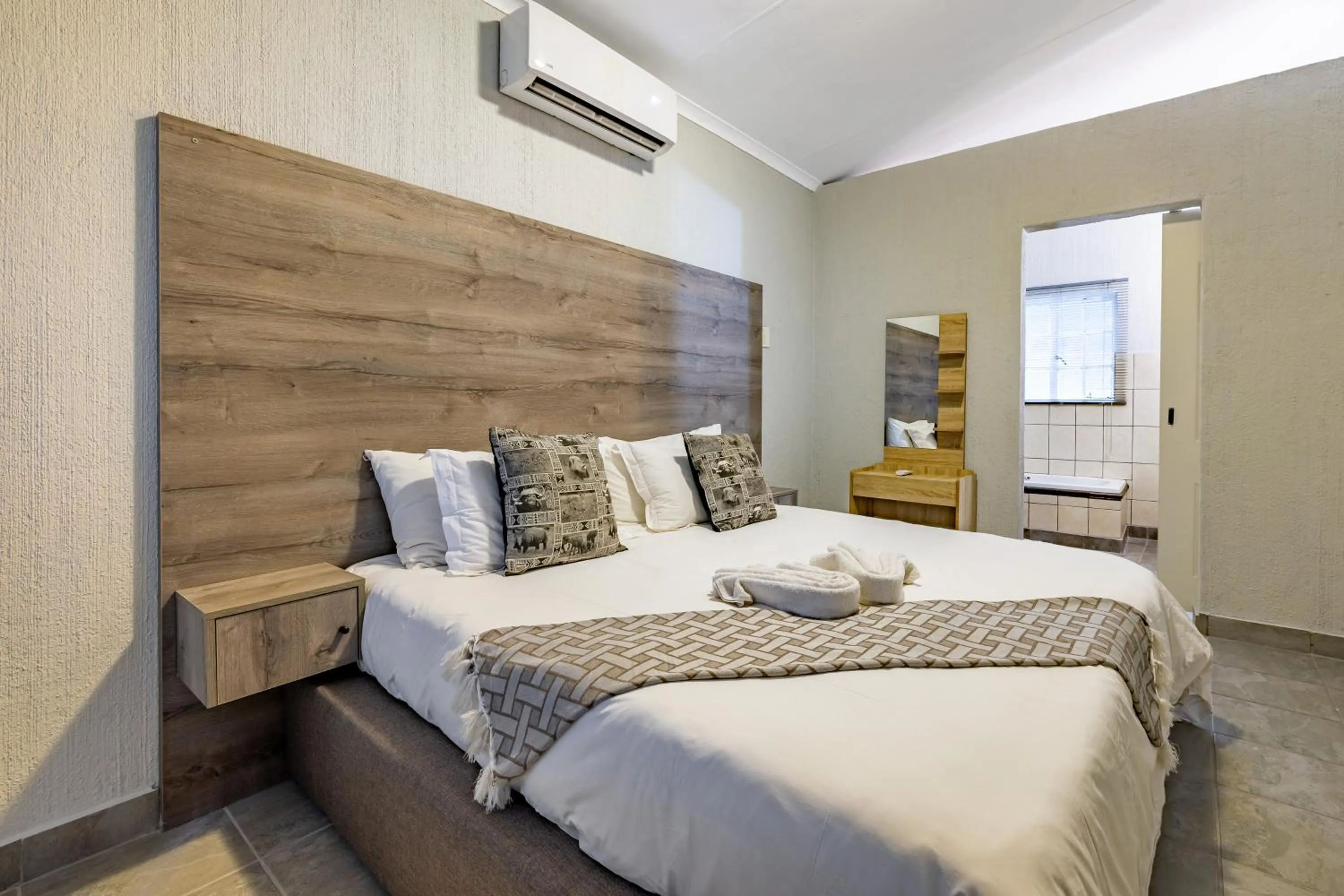 Photo of the whole room, Bed in Tranquil Nest