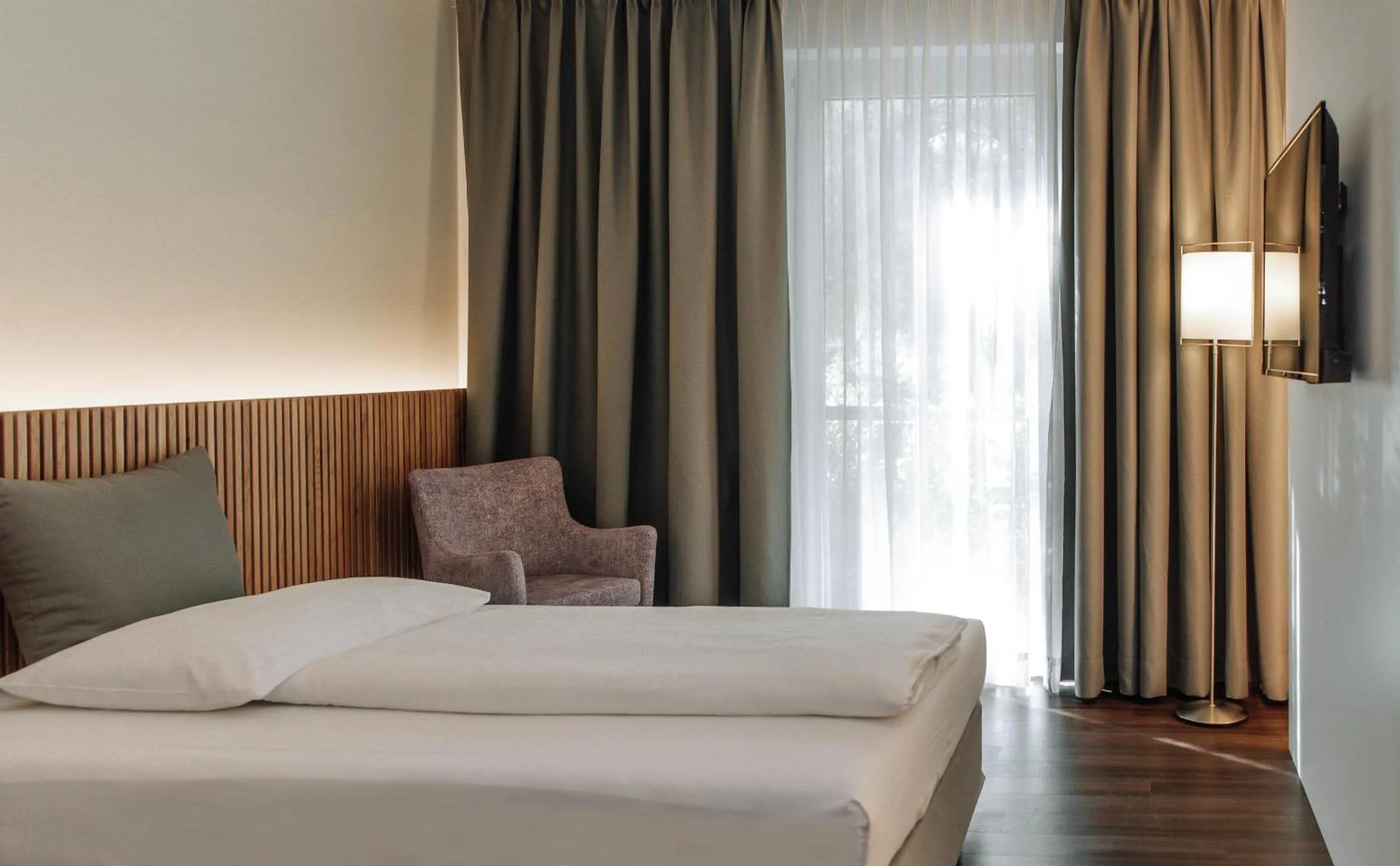 Photo of the whole room, Bed in HEINhotel vienna airport