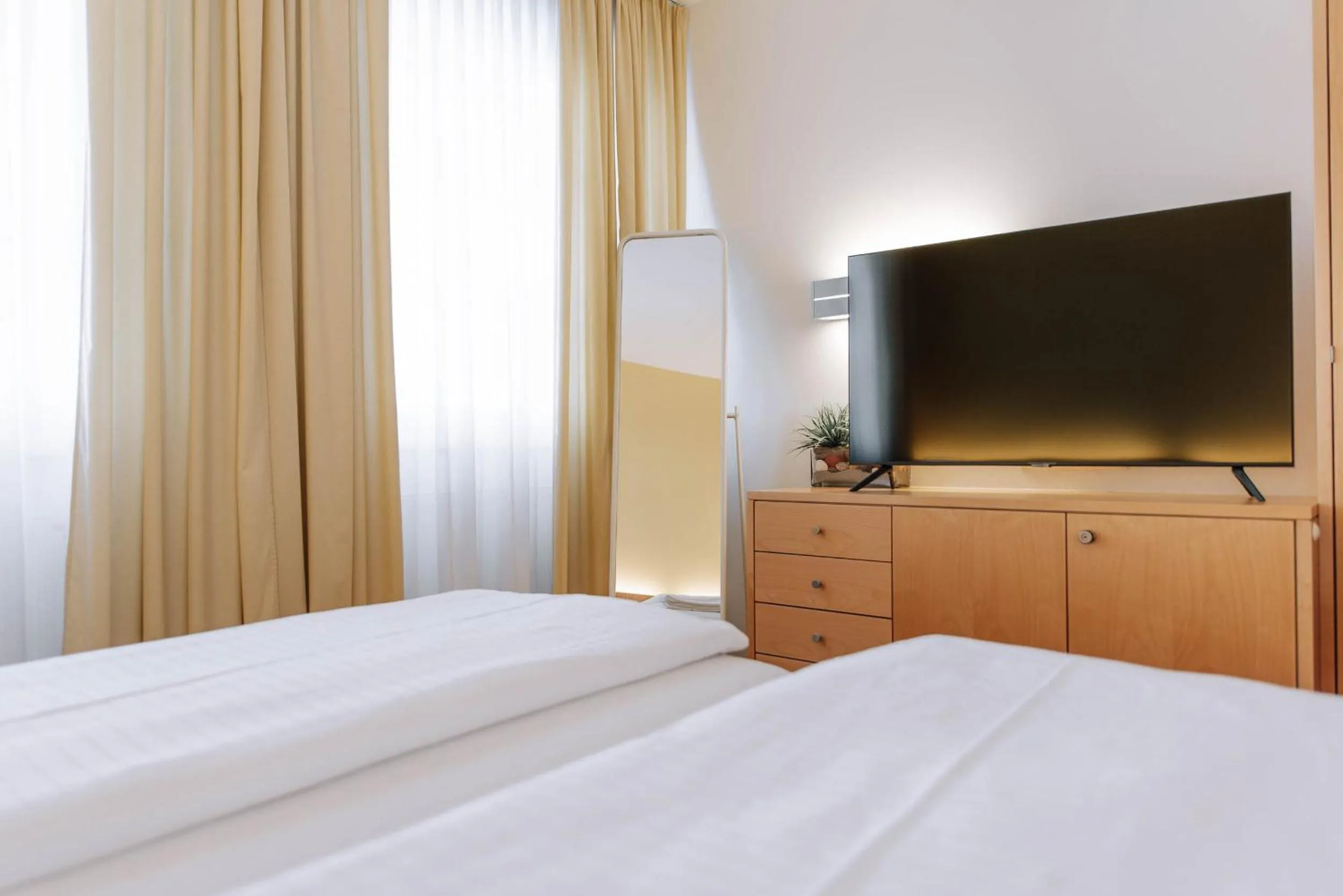 Photo of the whole room, Bed in HEINhotel vienna airport
