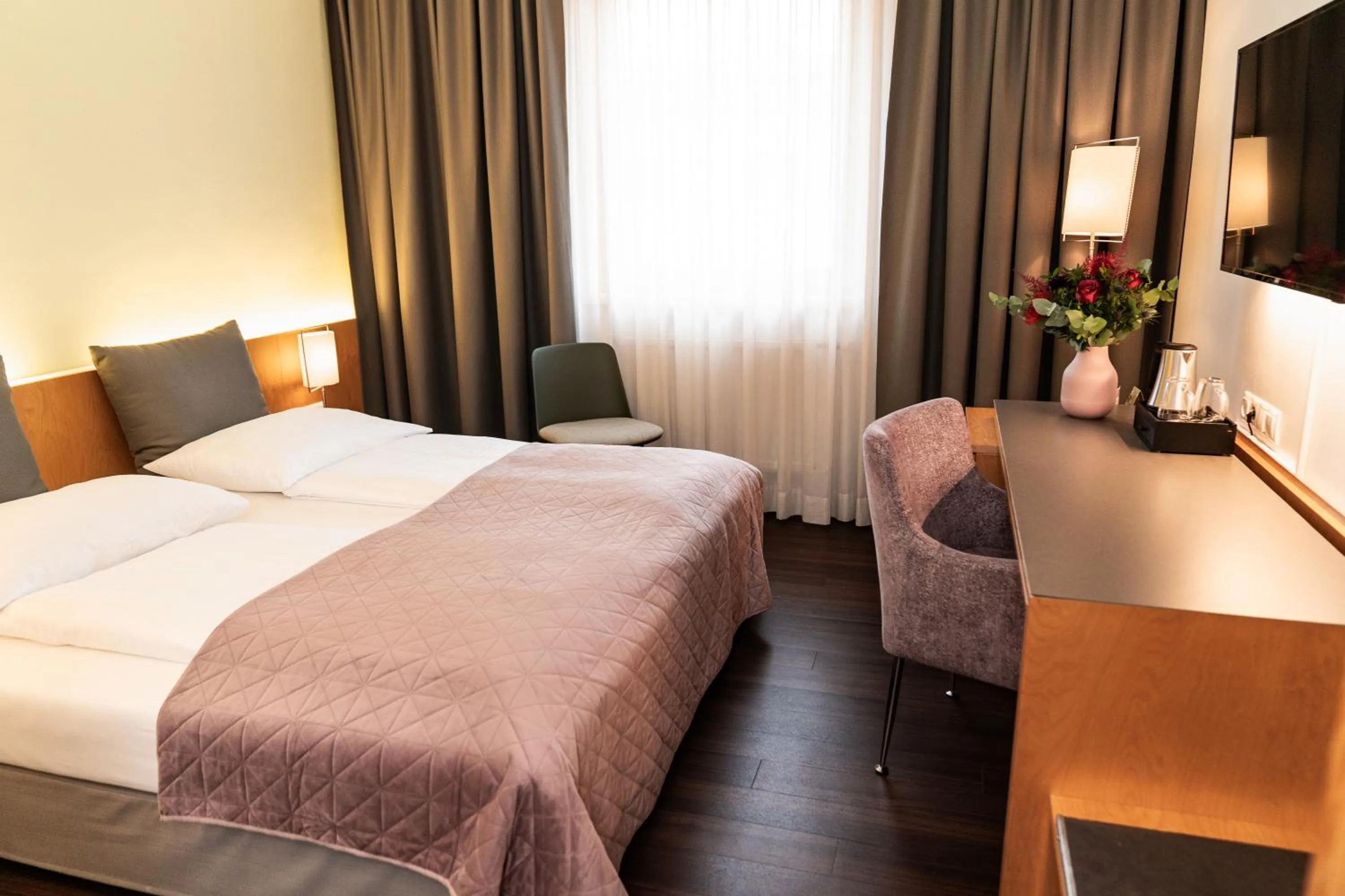 Photo of the whole room, Bed in HEINhotel vienna airport