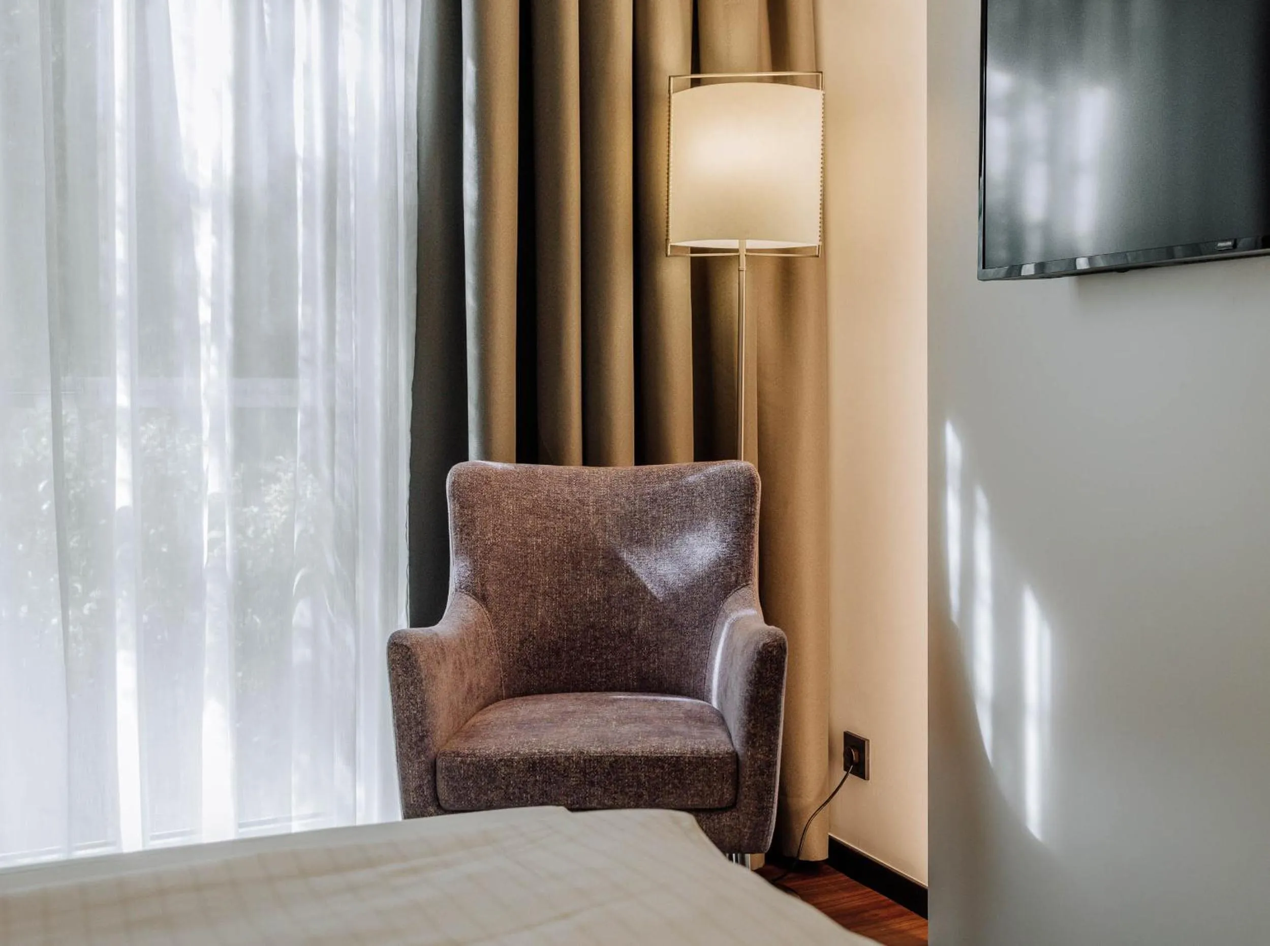 Seating area, Bed in HEINhotel vienna airport