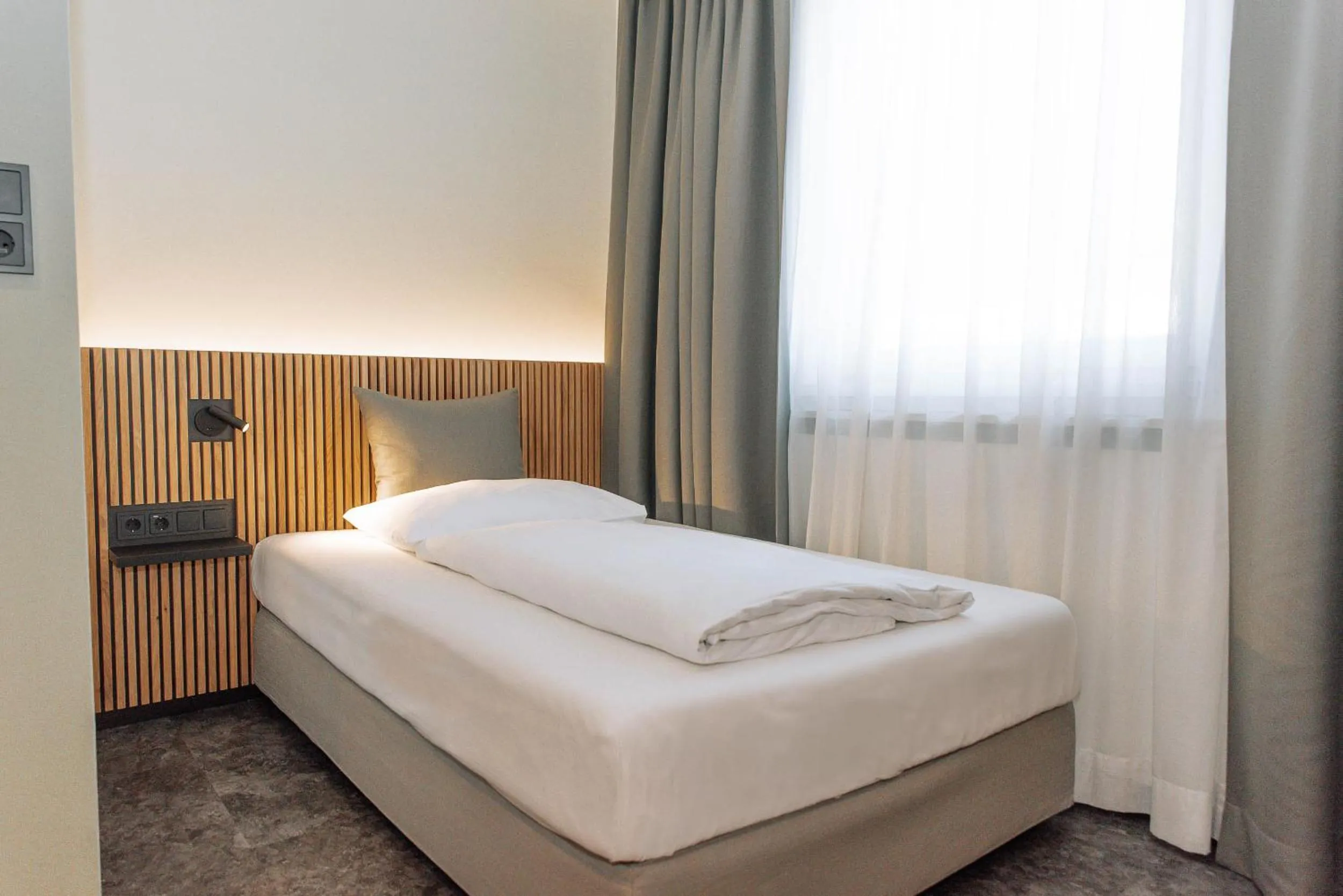 Photo of the whole room, Bed in HEINhotel vienna airport