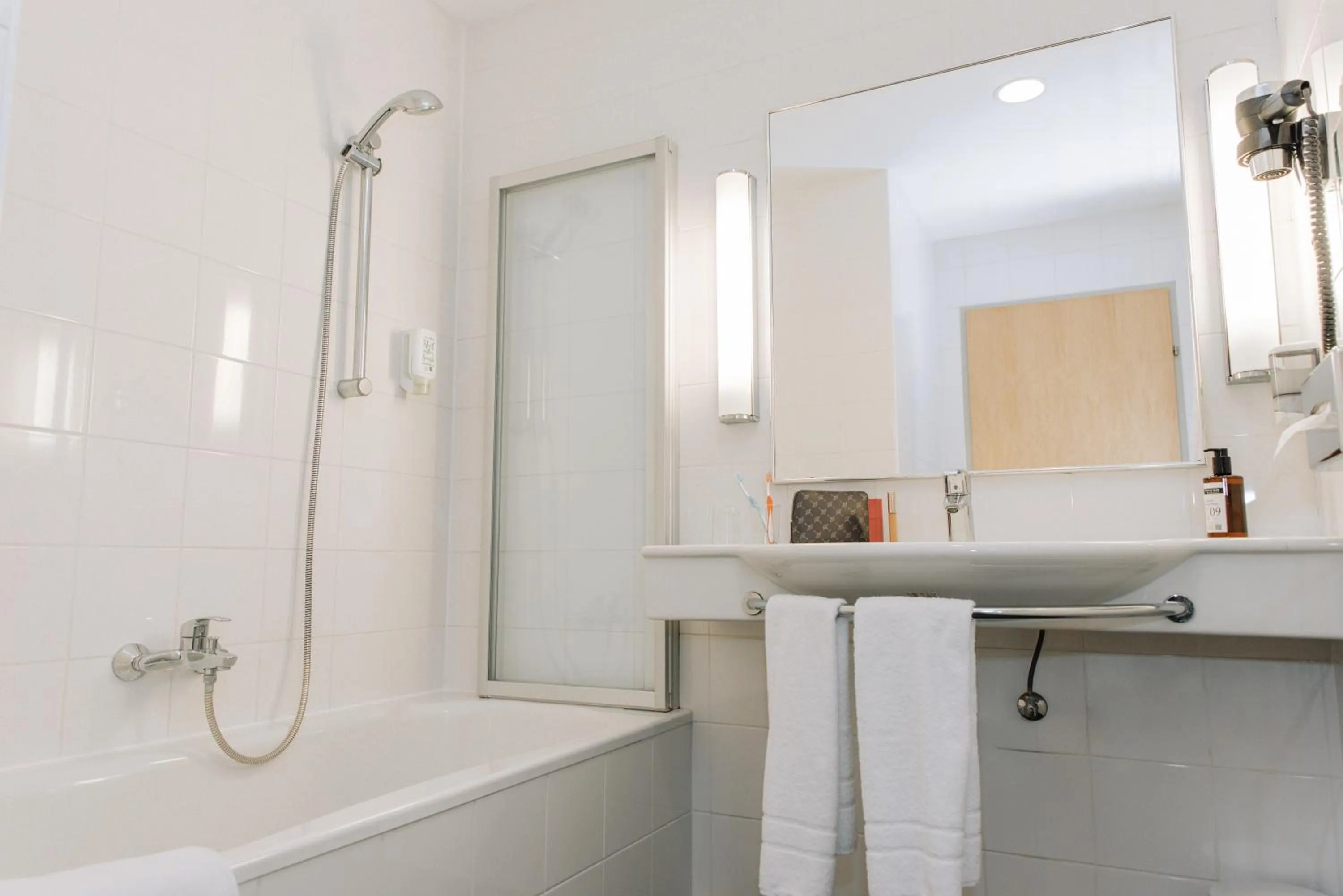 Bathroom in HEINhotel vienna airport